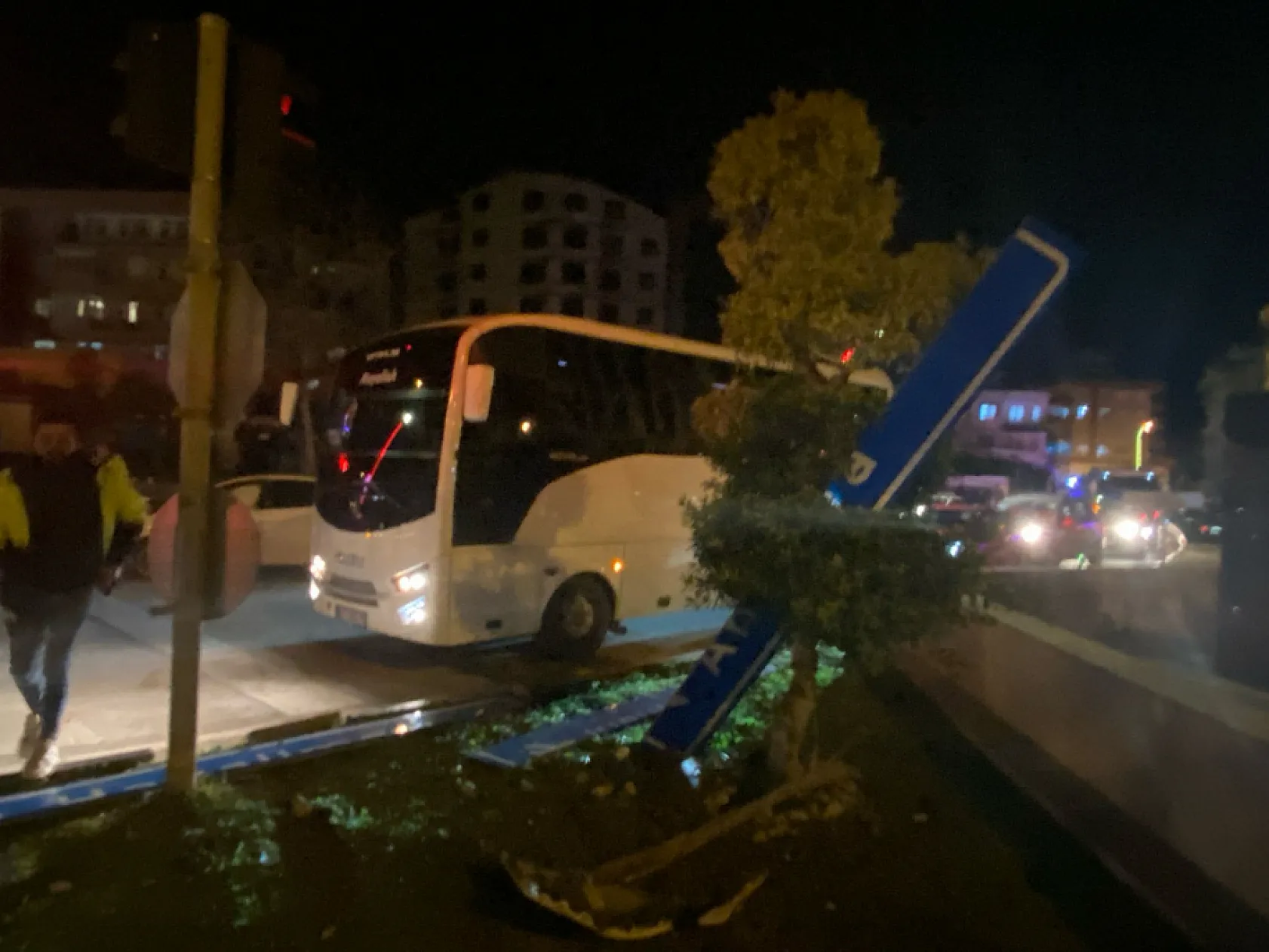 Tofaş otomobilin hurdaya döndüğü kazada 1'i ağır 3 kişi yaralandı