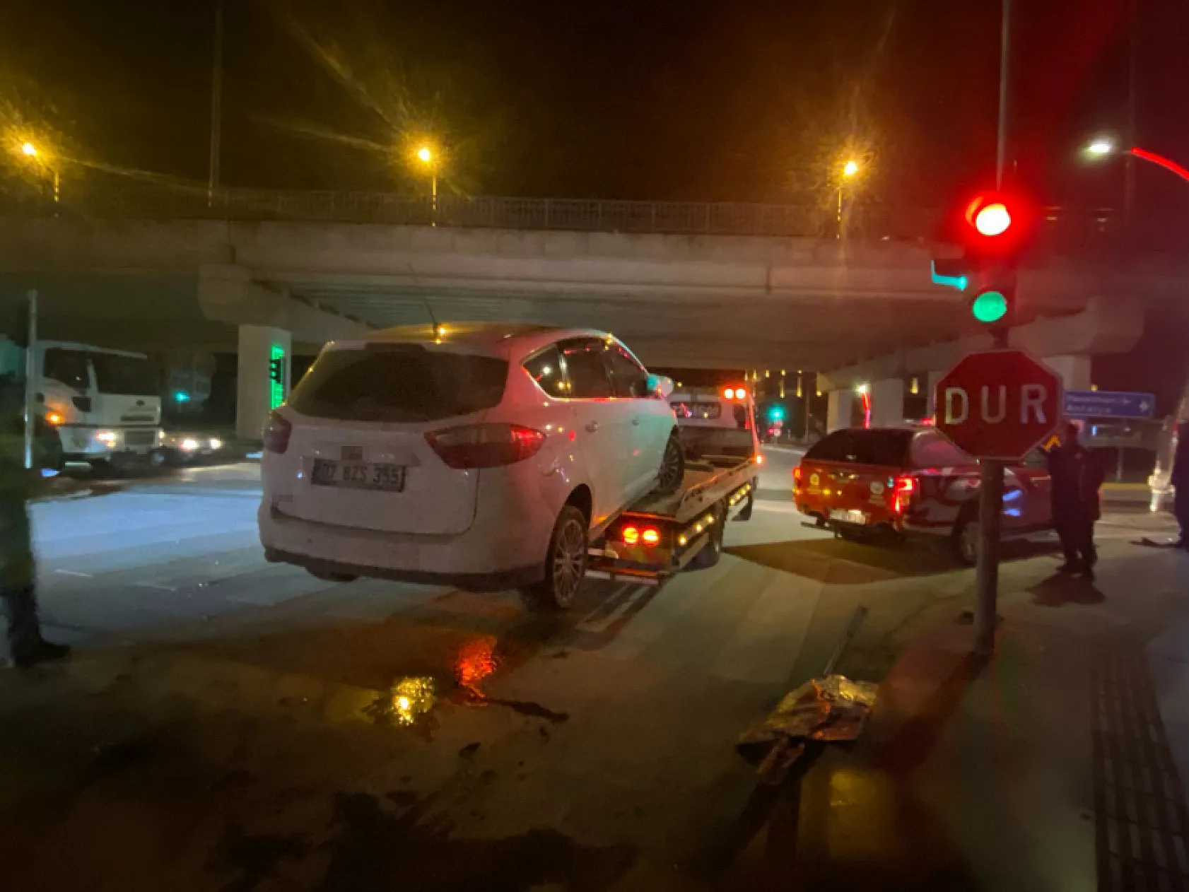 Tofaş otomobilin hurdaya döndüğü kazada 1'i ağır 3 kişi yaralandı