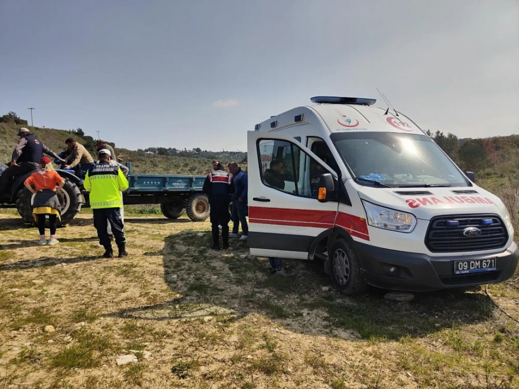 Traktör devrildi! Çiftçi ölümden döndü
