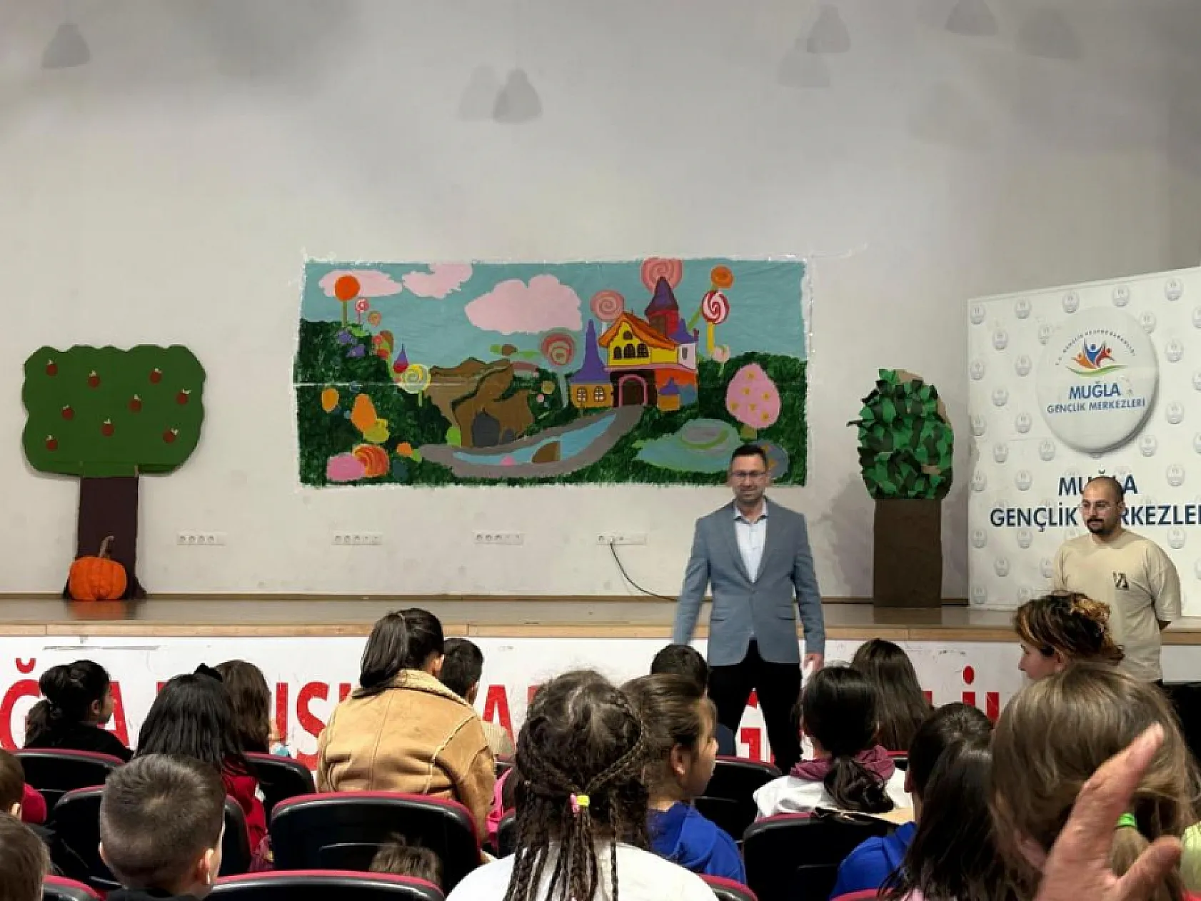 Minik yetenekler sahne aldı! Muğla'da tiyatro şöleni