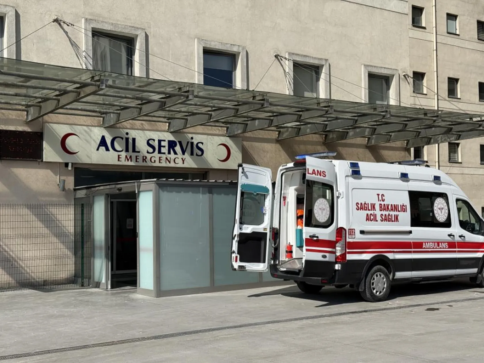 Okul zilinden rahatsız oldu, müdürün boğazını kesti