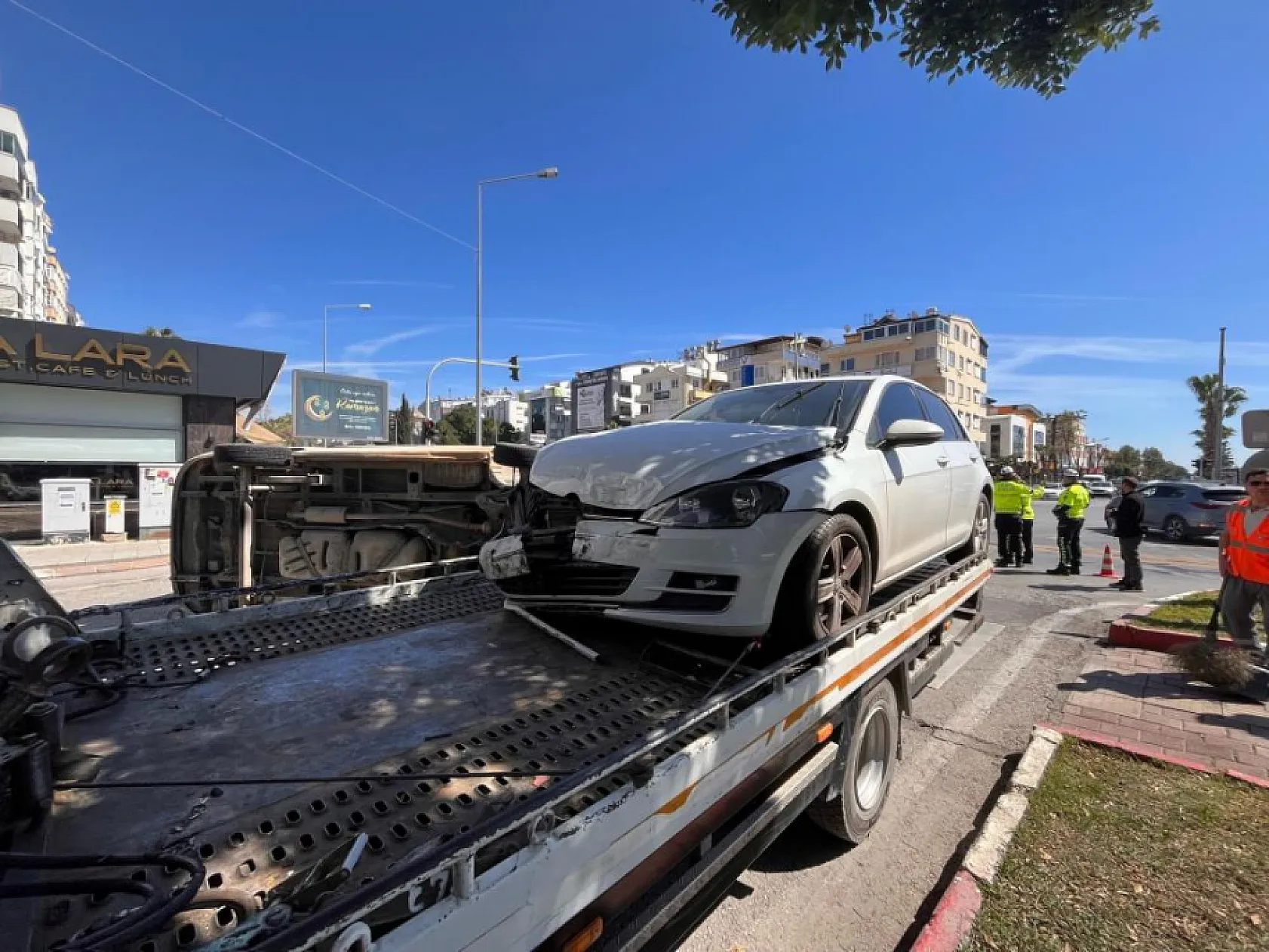 Para taşıyan zırhlı araç ile otomobil çarpıştı, paralar çuvallarla nakledildi