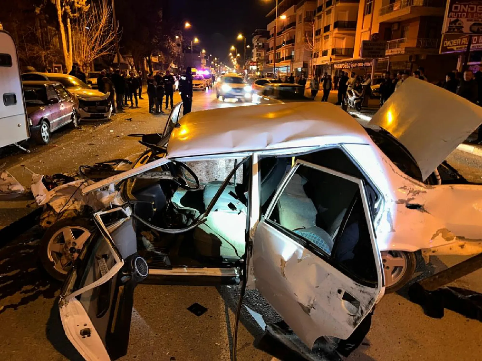 Fiat Tofaş otomobil, park halindeki araçlara çarpıp hurdaya döndü: 1'i ağır 2 yaralı