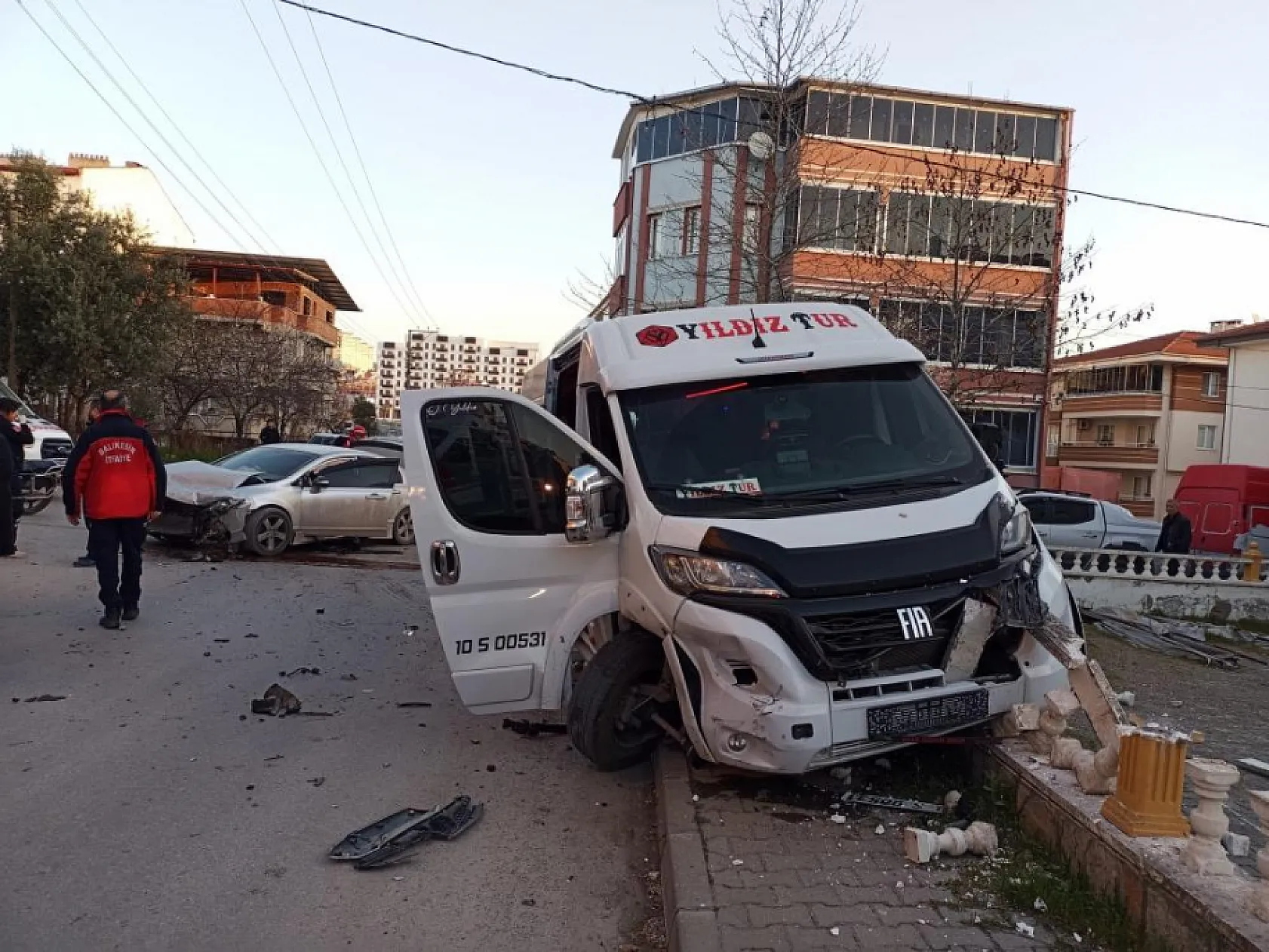İşçi servisi ile otomobil çarpıştı: 6 yaralı