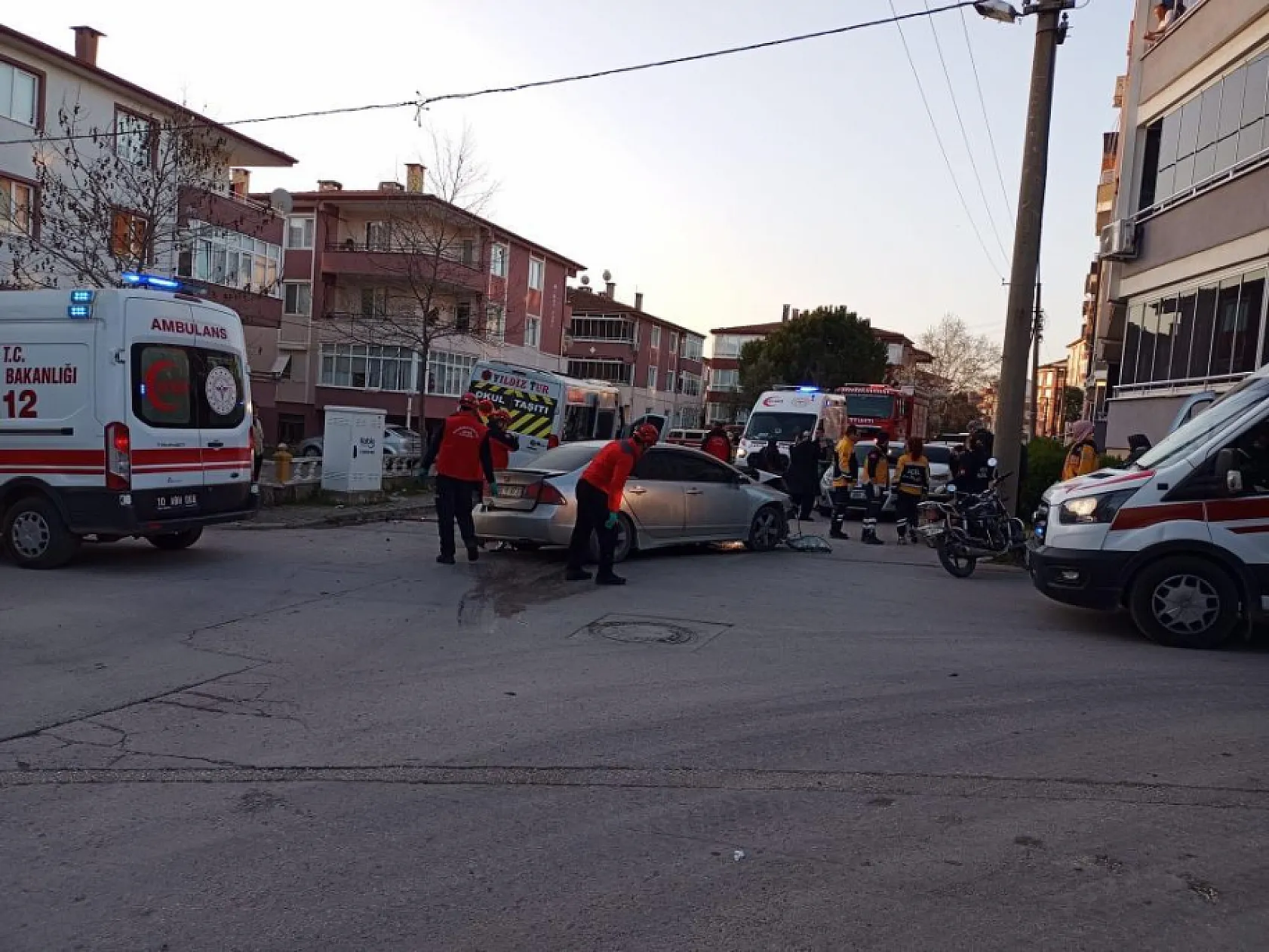 İşçi servisi ile otomobil çarpıştı: 6 yaralı