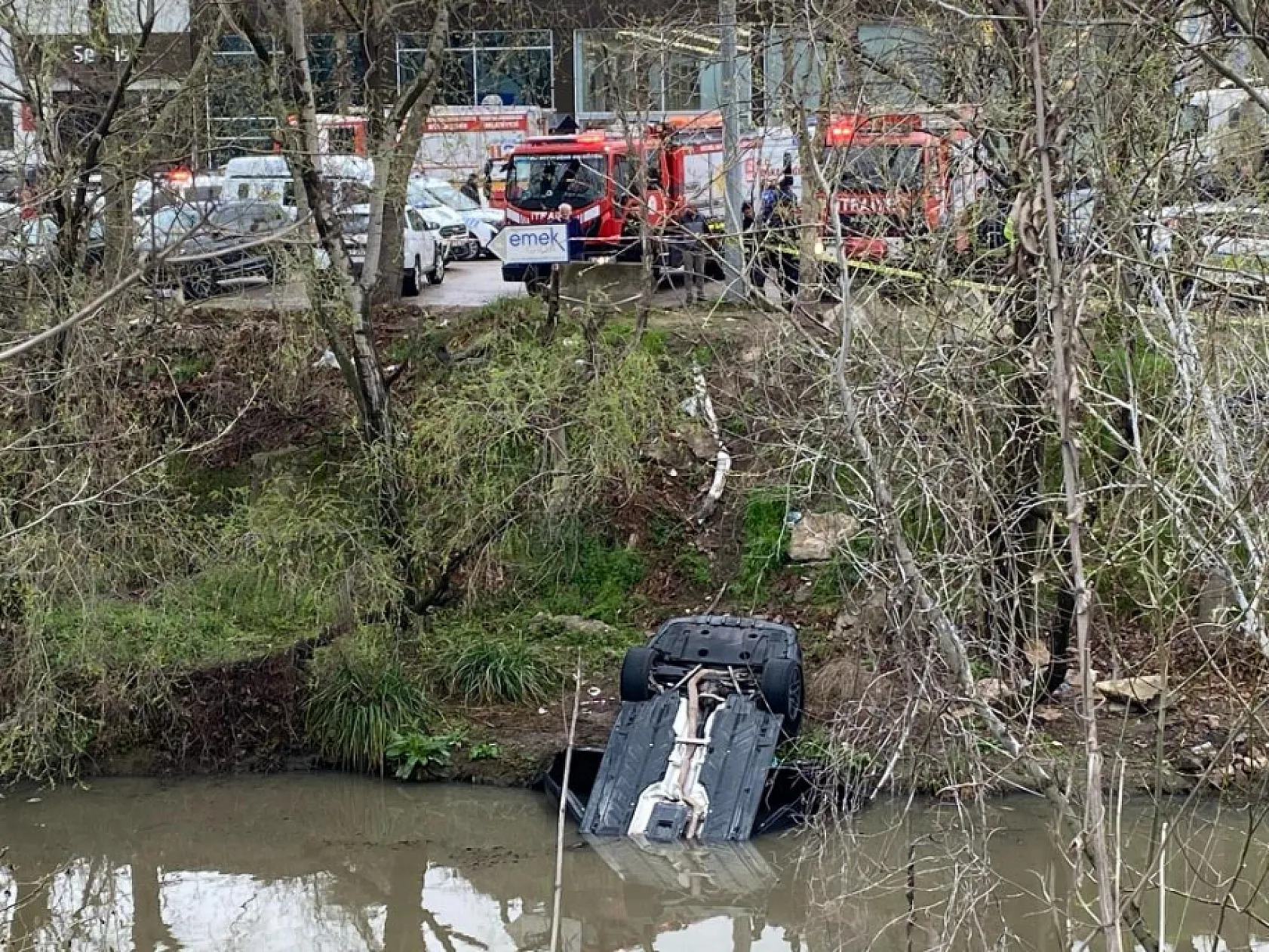 Dereye uçan otomobilin sürücüsü hayatını kaybetti