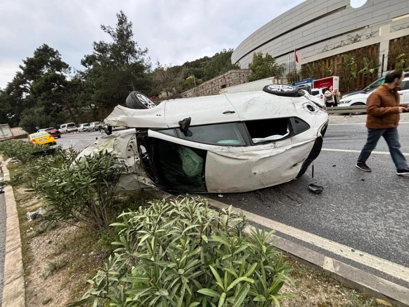 Bodrum'da feci kaza: Virajı alamayan otomobil karşı şeride geçti