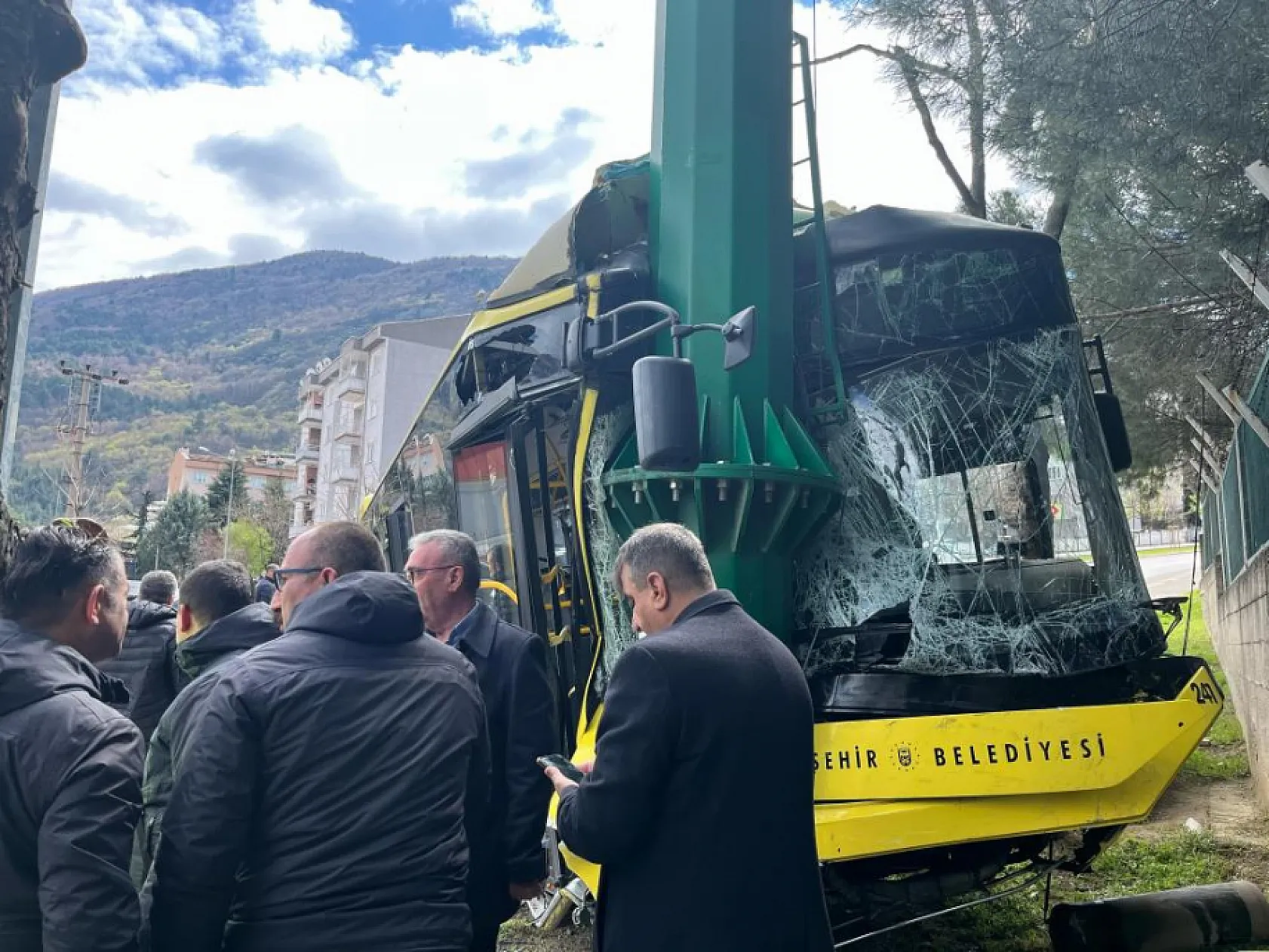 Freni patlayan belediye otobüsünde dehşet...8 yaralı