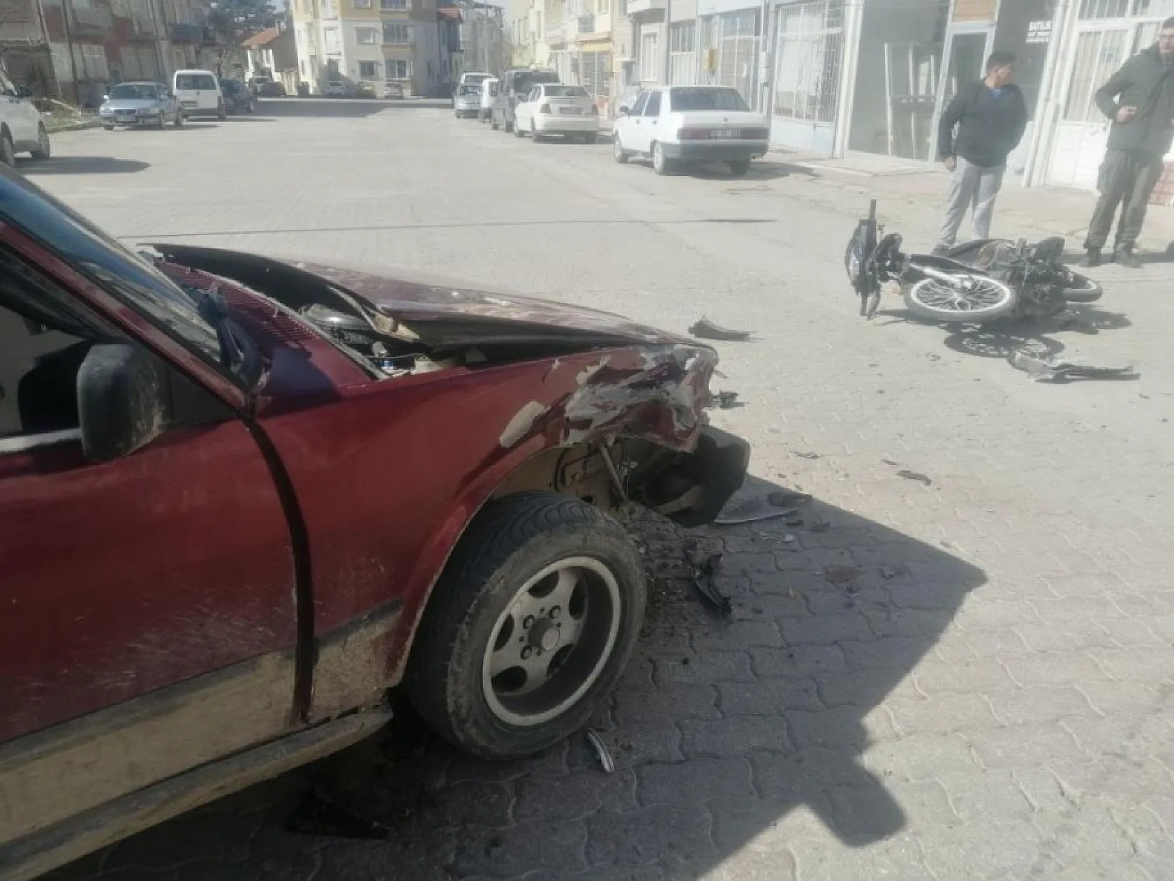 Otomobil ile motosiklet çarpıştı: 14 yaşındaki sürücü yaralandı
