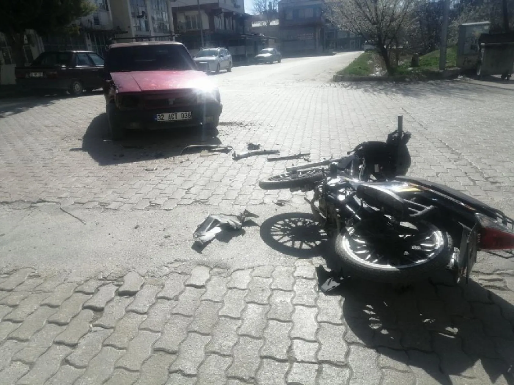 Otomobil ile motosiklet çarpıştı: 14 yaşındaki sürücü yaralandı