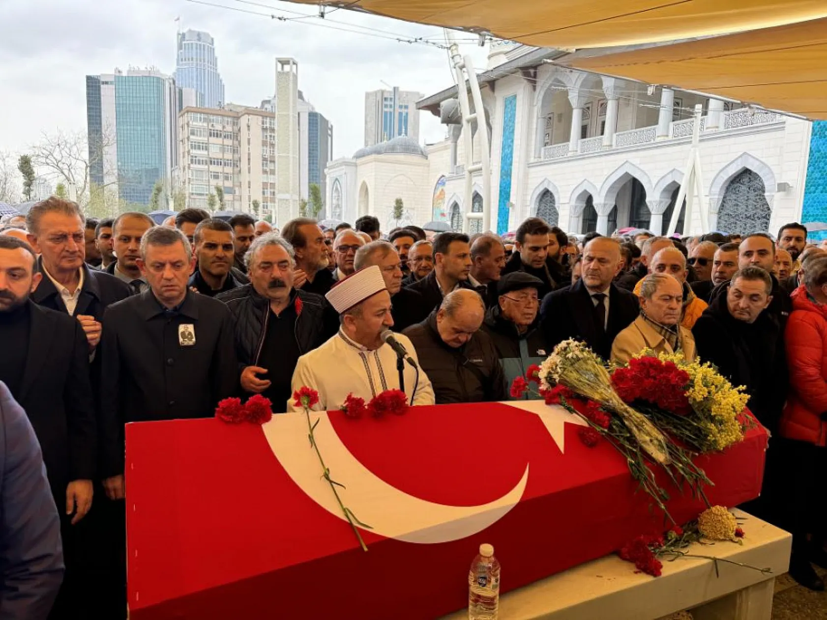 Ünlü sanatçı Volkan Konak için İstanbul'da cenaze töreni düzenlendi