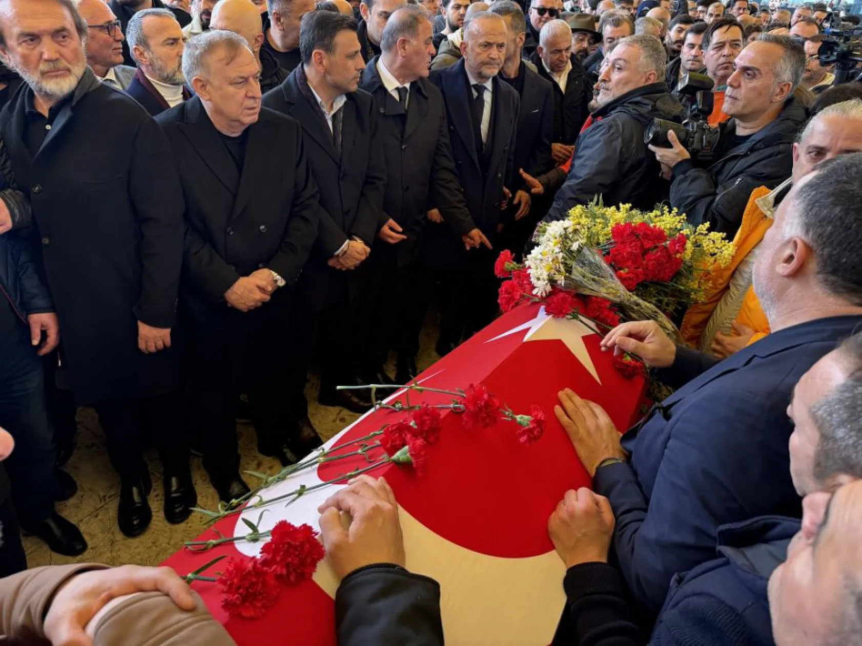 Ünlü sanatçı Volkan Konak için İstanbul'da cenaze töreni düzenlendi