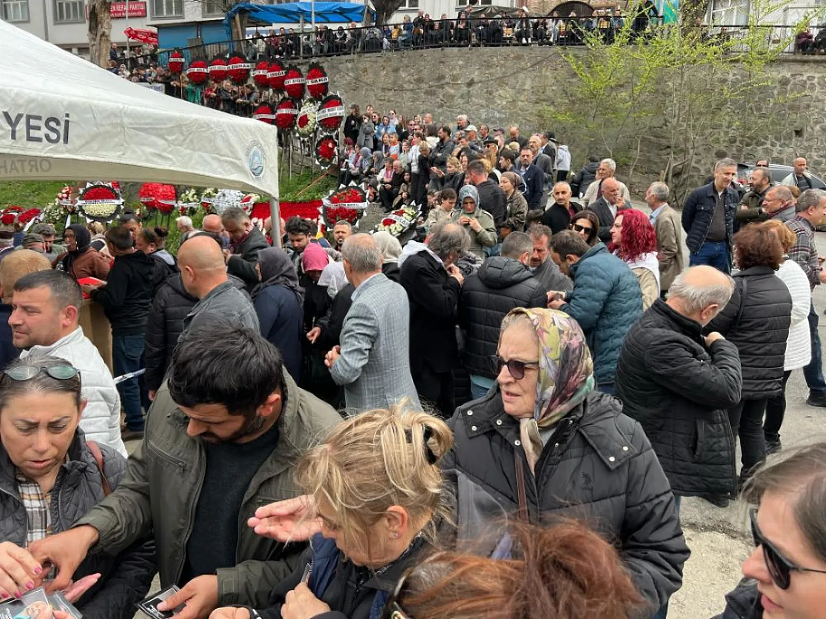 Ünlü sanatçı Volkan Konak vasiyetindeki ceviz ağacının altına gömülecek