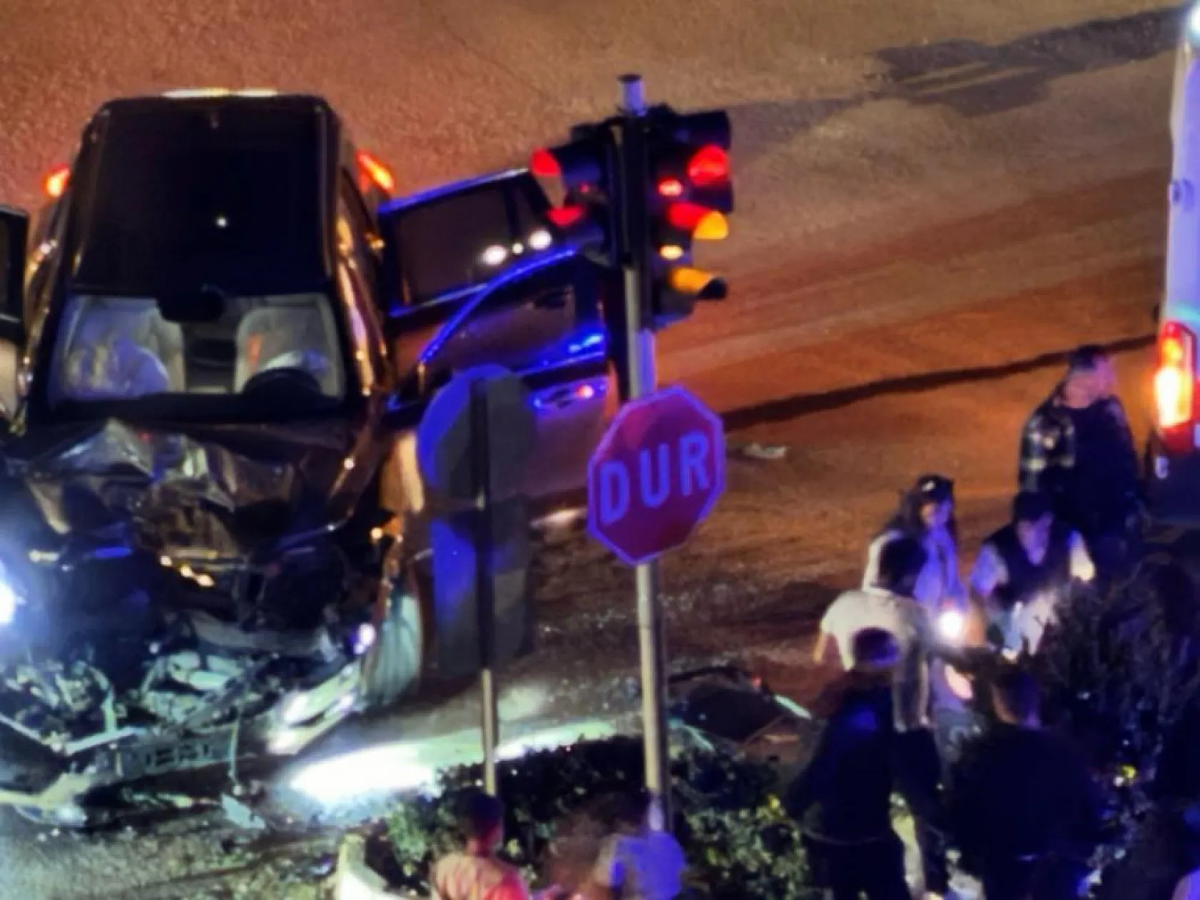 Korkunç kaza: Ambulans ve cip çarpıştı, 9 kişi yaralı