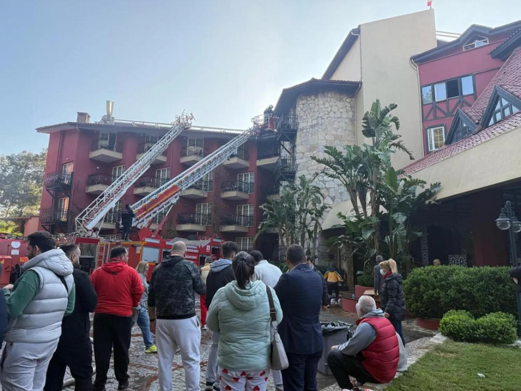 Marmaris'te otel yangını! 680 kişi son anda kurtarıldı