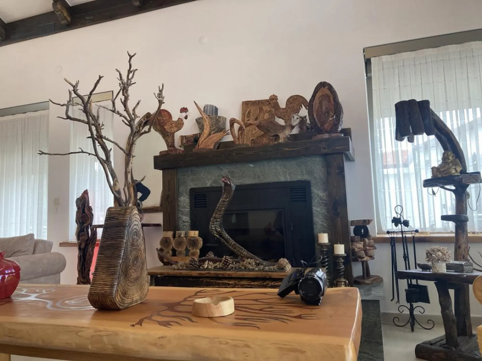 Pandemide başlayan hobi ile köy evini sanat galerisine dönüştürdü