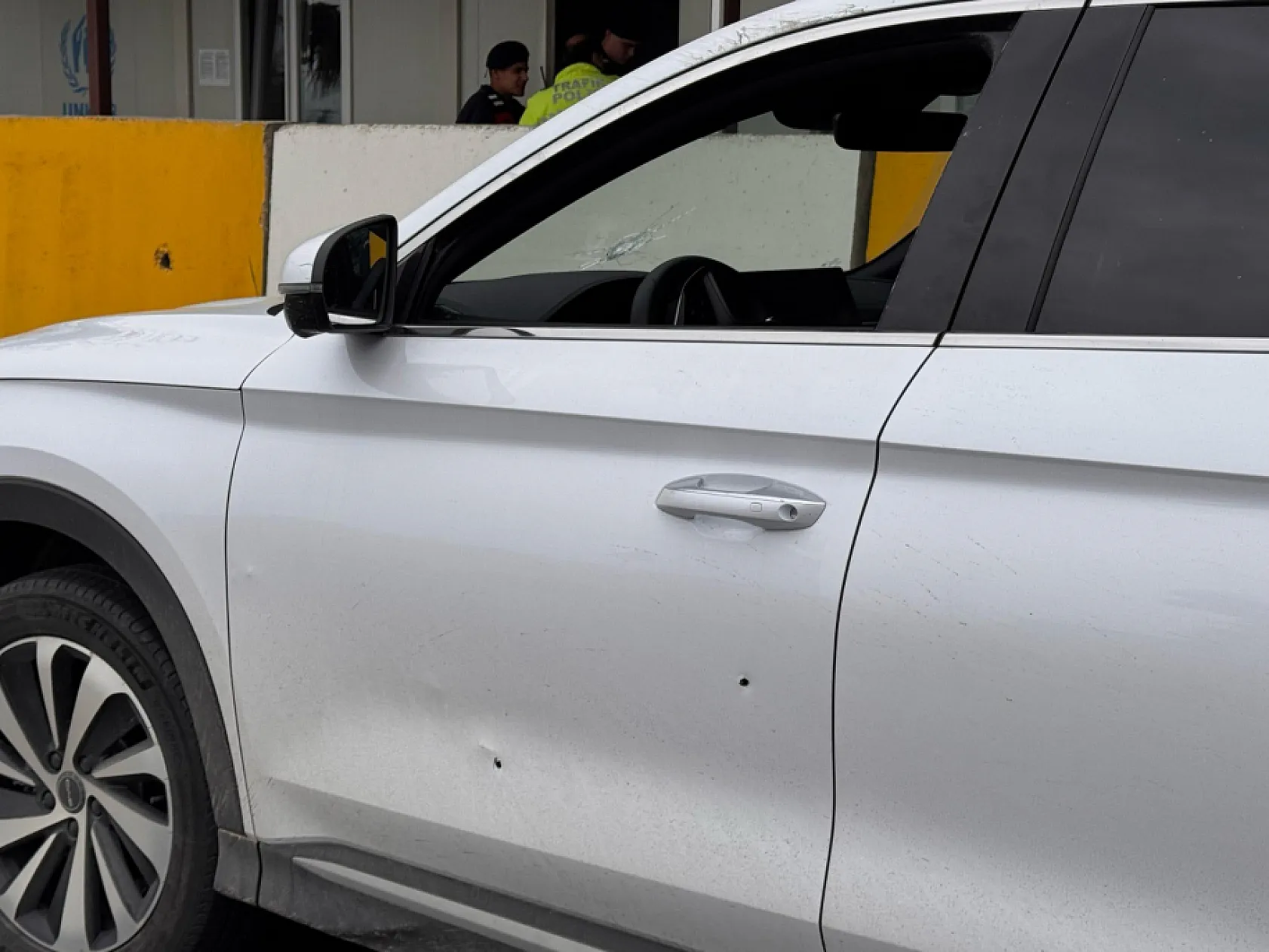Silahlar konuştu, aracına kurşunlar yağdı! Jandarma noktasına sığınarak kurtuldu
