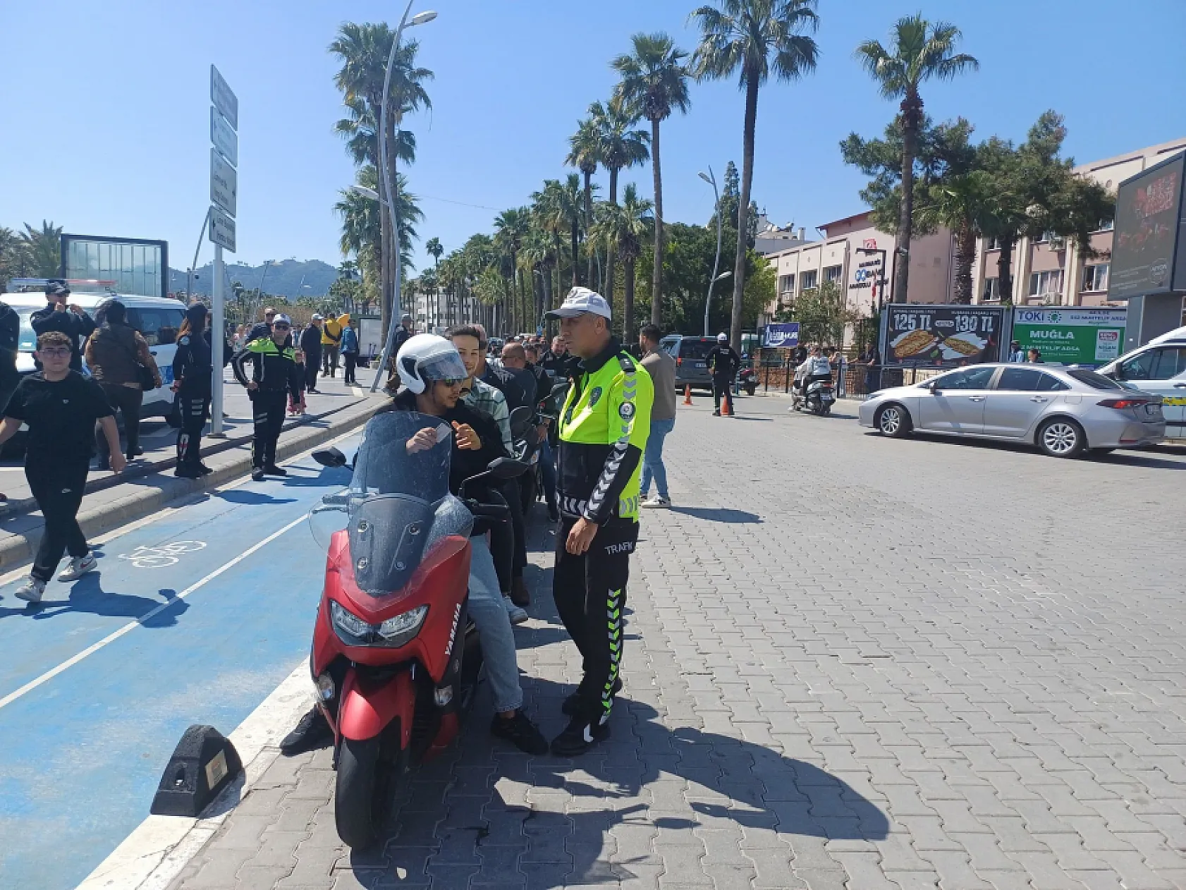 Önce ceza kestiler, sonra kask hediye ettiler