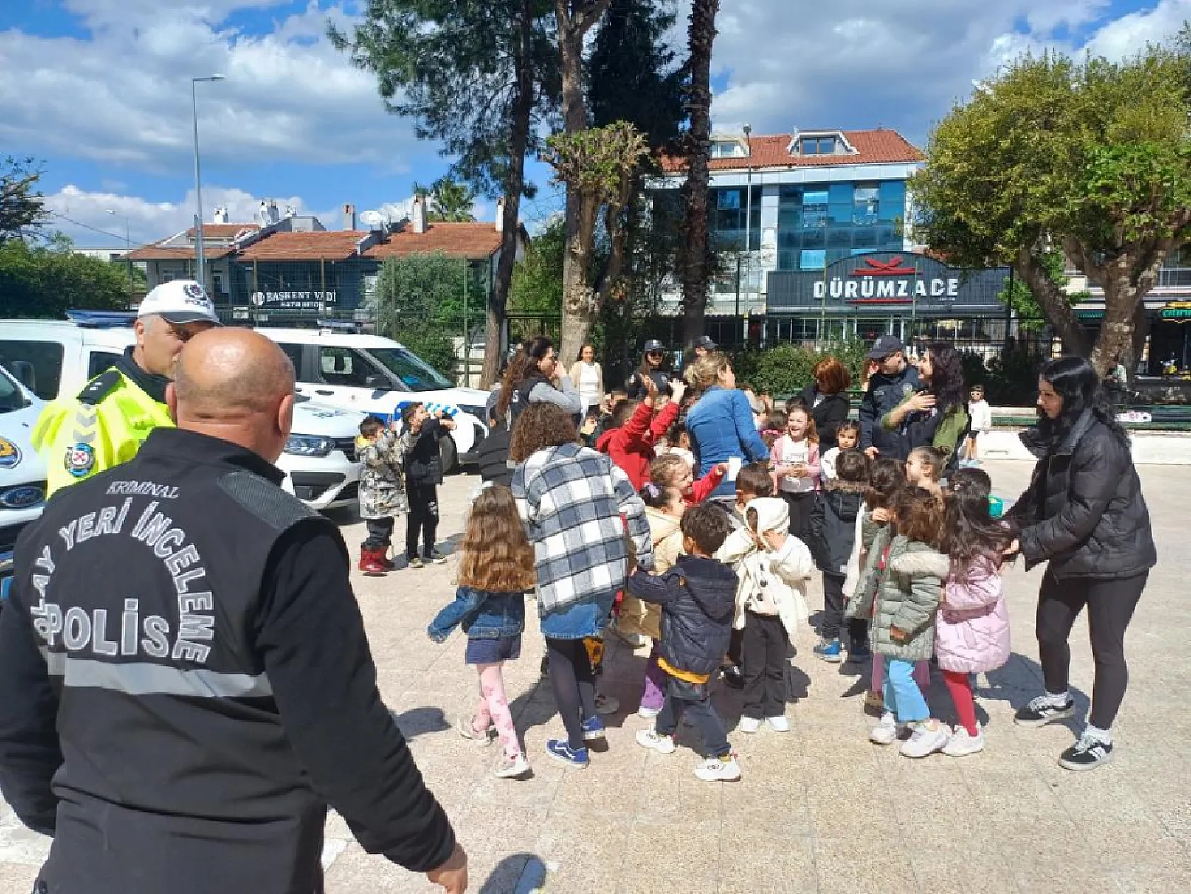 Marmarisli minikler polislerle bir araya geldi