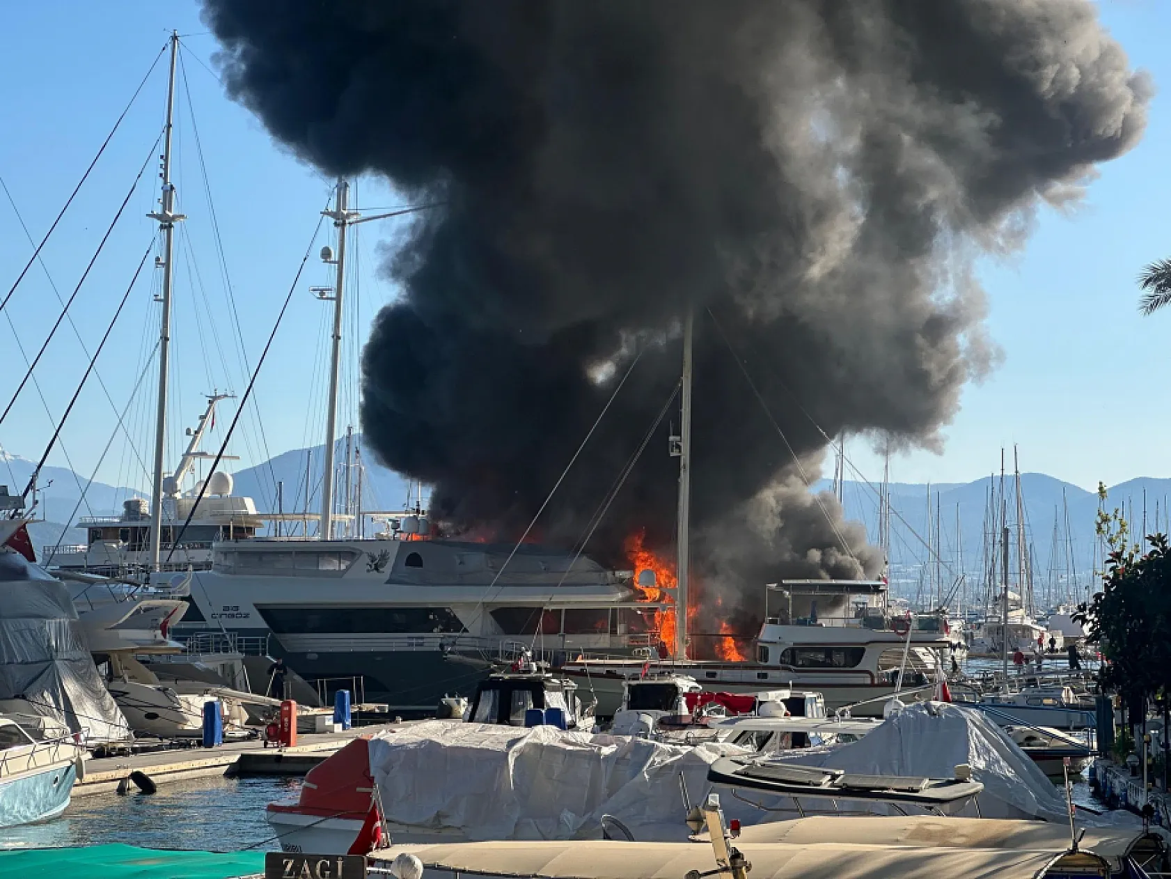 Fethiye'de 4 tekneyi küle çeviren yangın söndürüldü