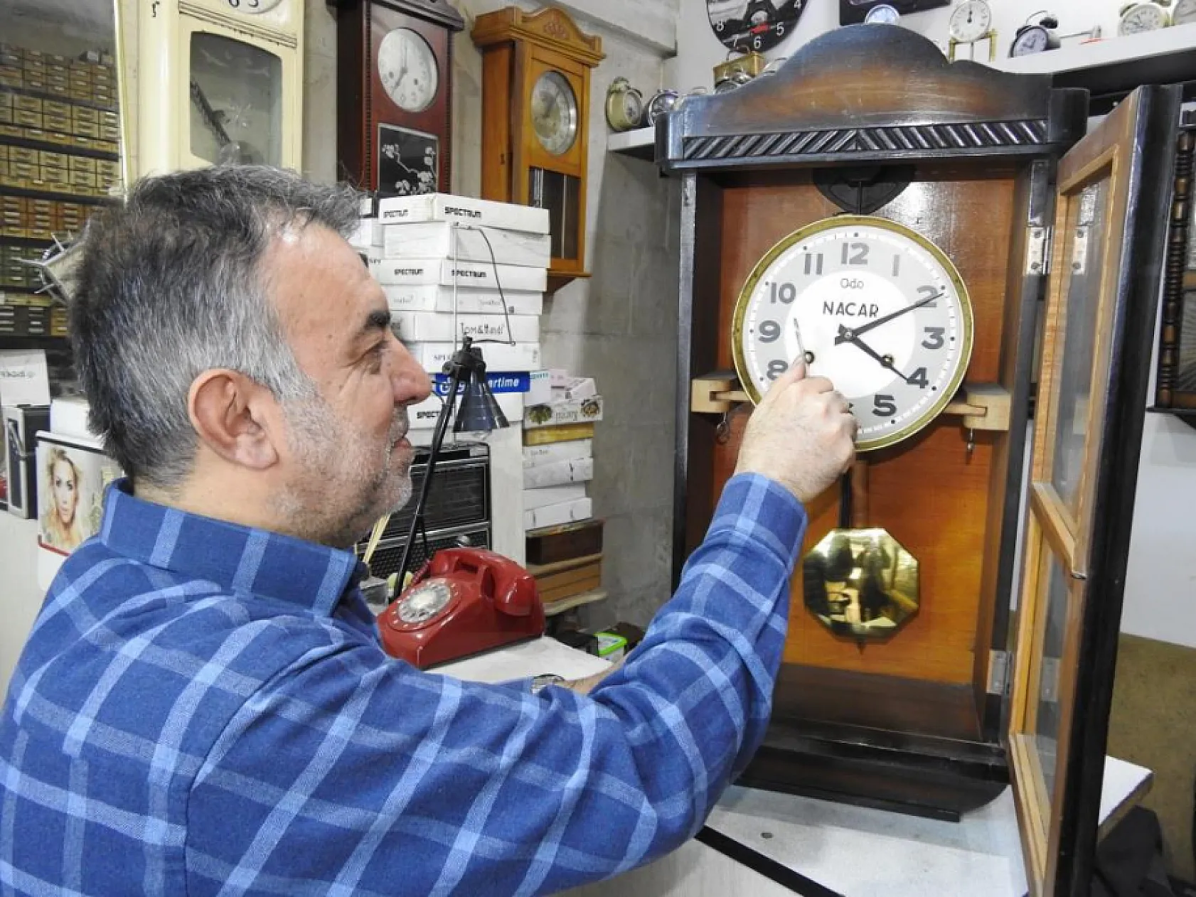 Zamanı tersine çeviren usta! 100 yıllık saatleri ilk günkü gibi çalıştırıyor