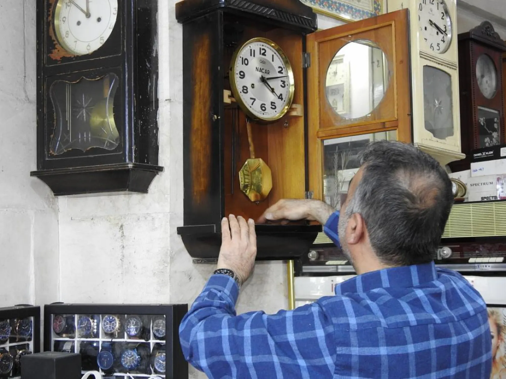 Zamanı tersine çeviren usta! 100 yıllık saatleri ilk günkü gibi çalıştırıyor
