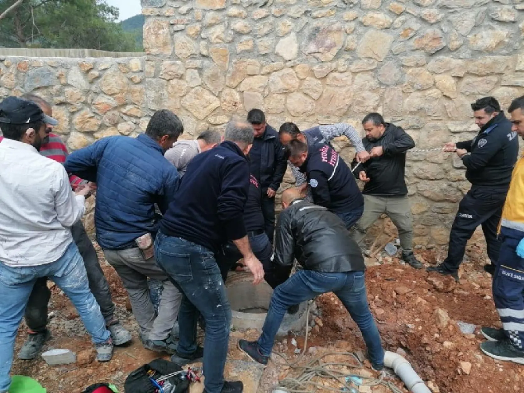 Bodrum'da nefes kesen kurtarma! Beton büzden sağ çıktı