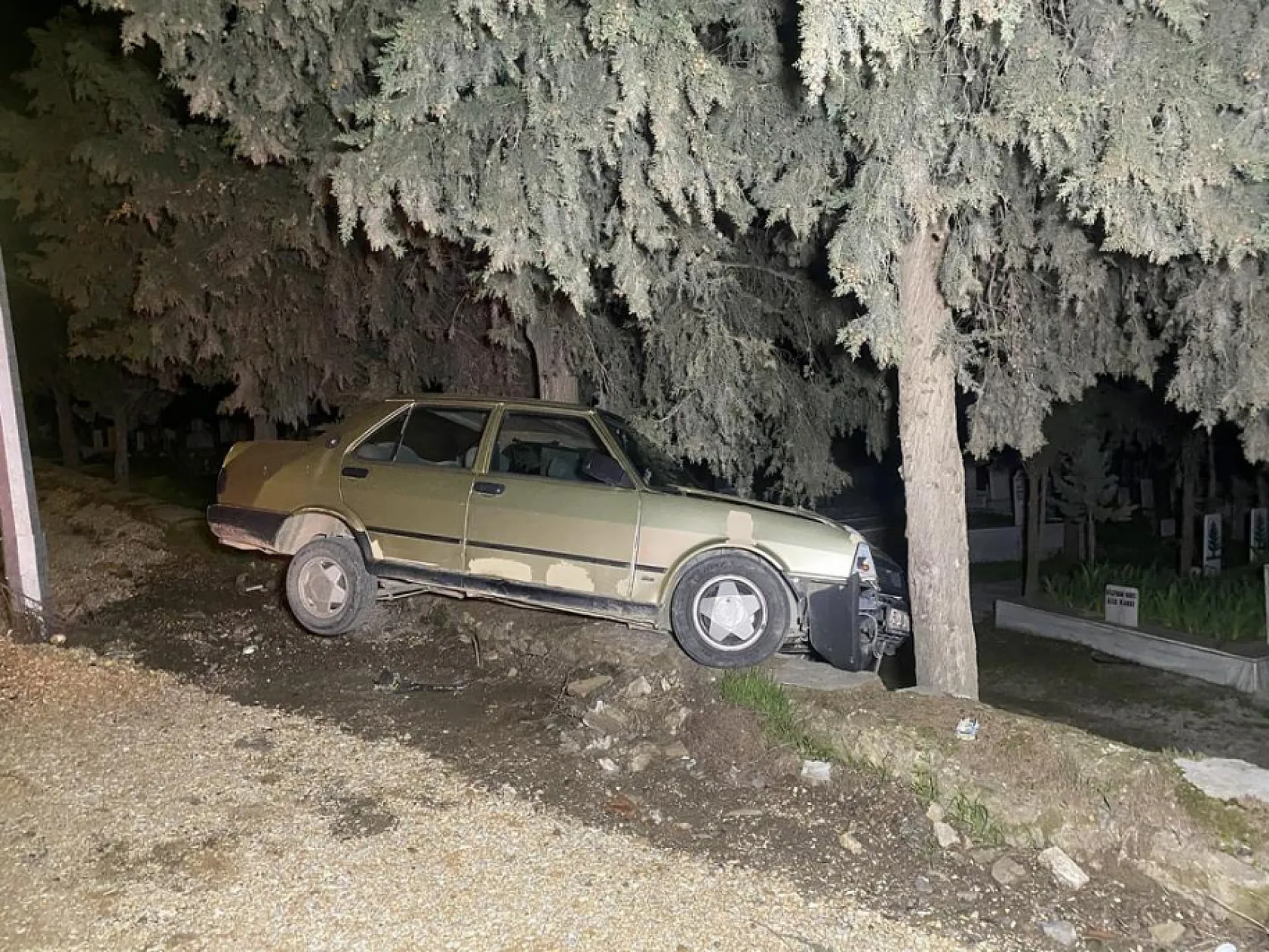 Sürücüsü kalp krizi geçiren otomobil ağaca çarptı: 1 ölü