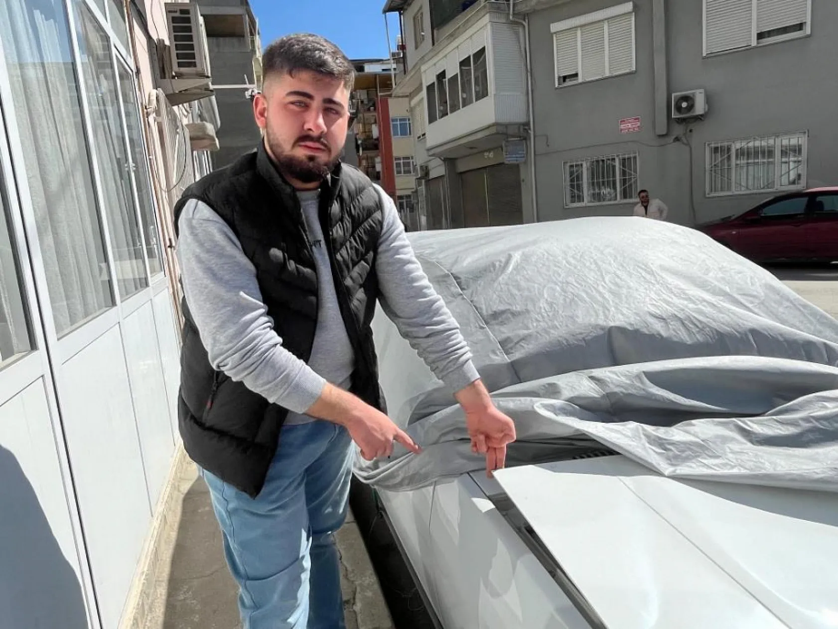 Alarm sistemini devre dışı bıraktı, ses sistemini çaldı