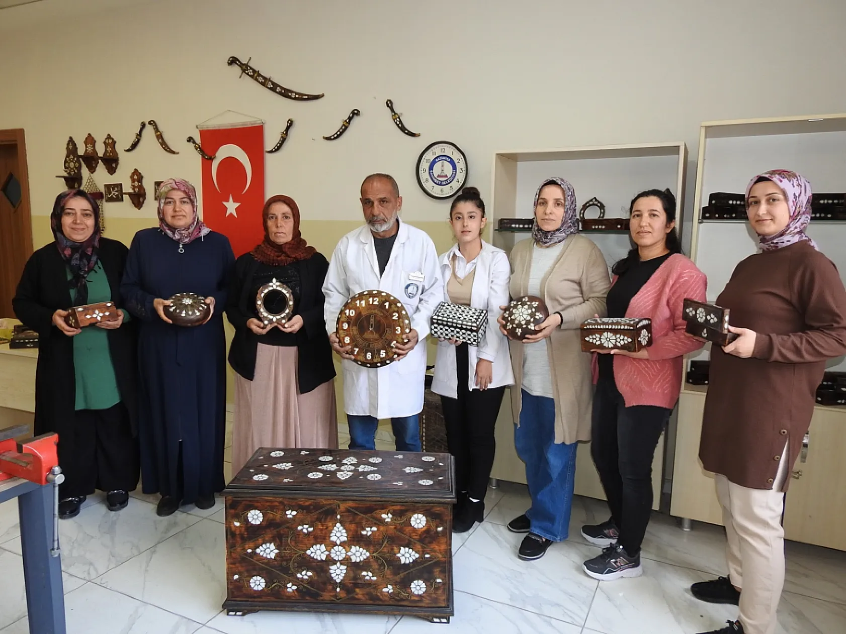 Kadınlar, sedef kakma işlemeciliğinde erkeklere taş çıkarıyor