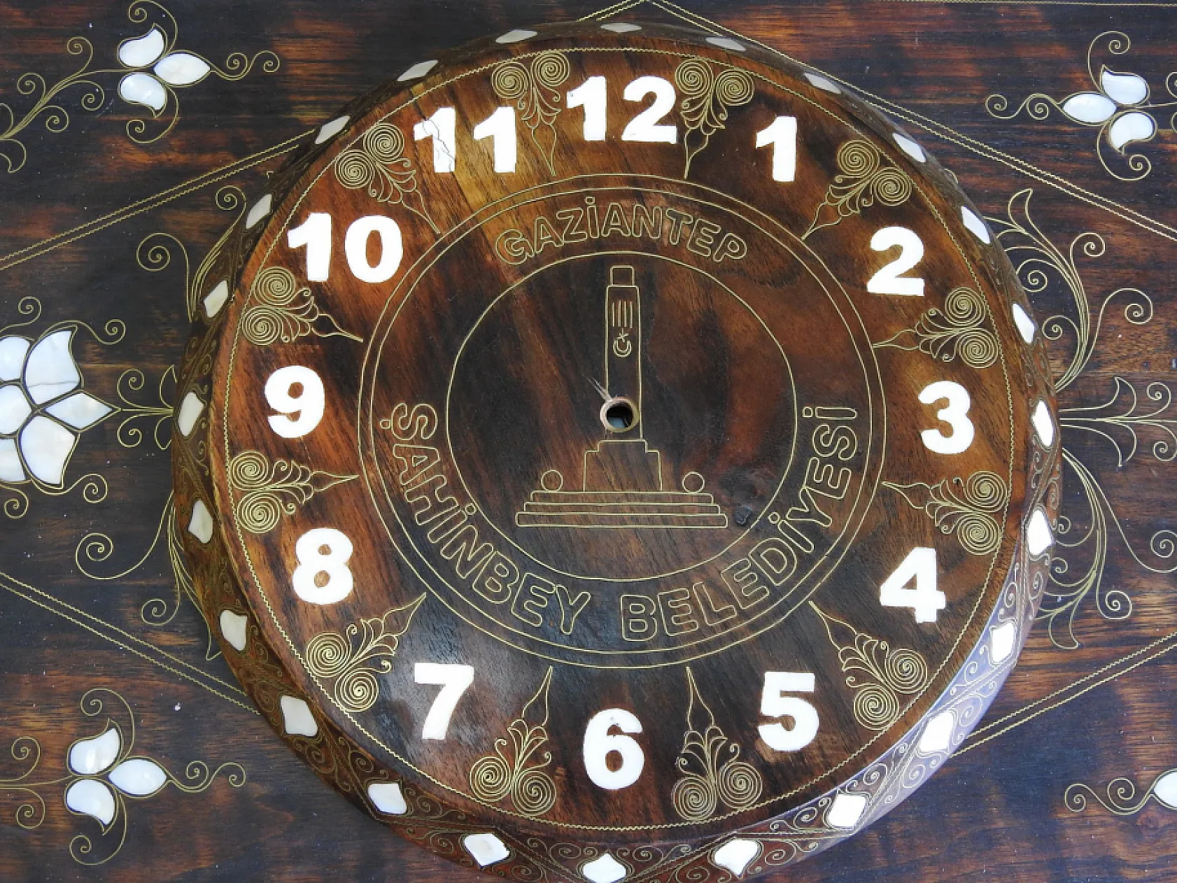 Kadınlar, sedef kakma işlemeciliğinde erkeklere taş çıkarıyor