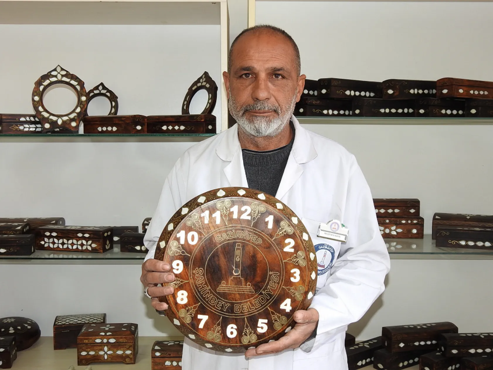 Kadınlar, sedef kakma işlemeciliğinde erkeklere taş çıkarıyor