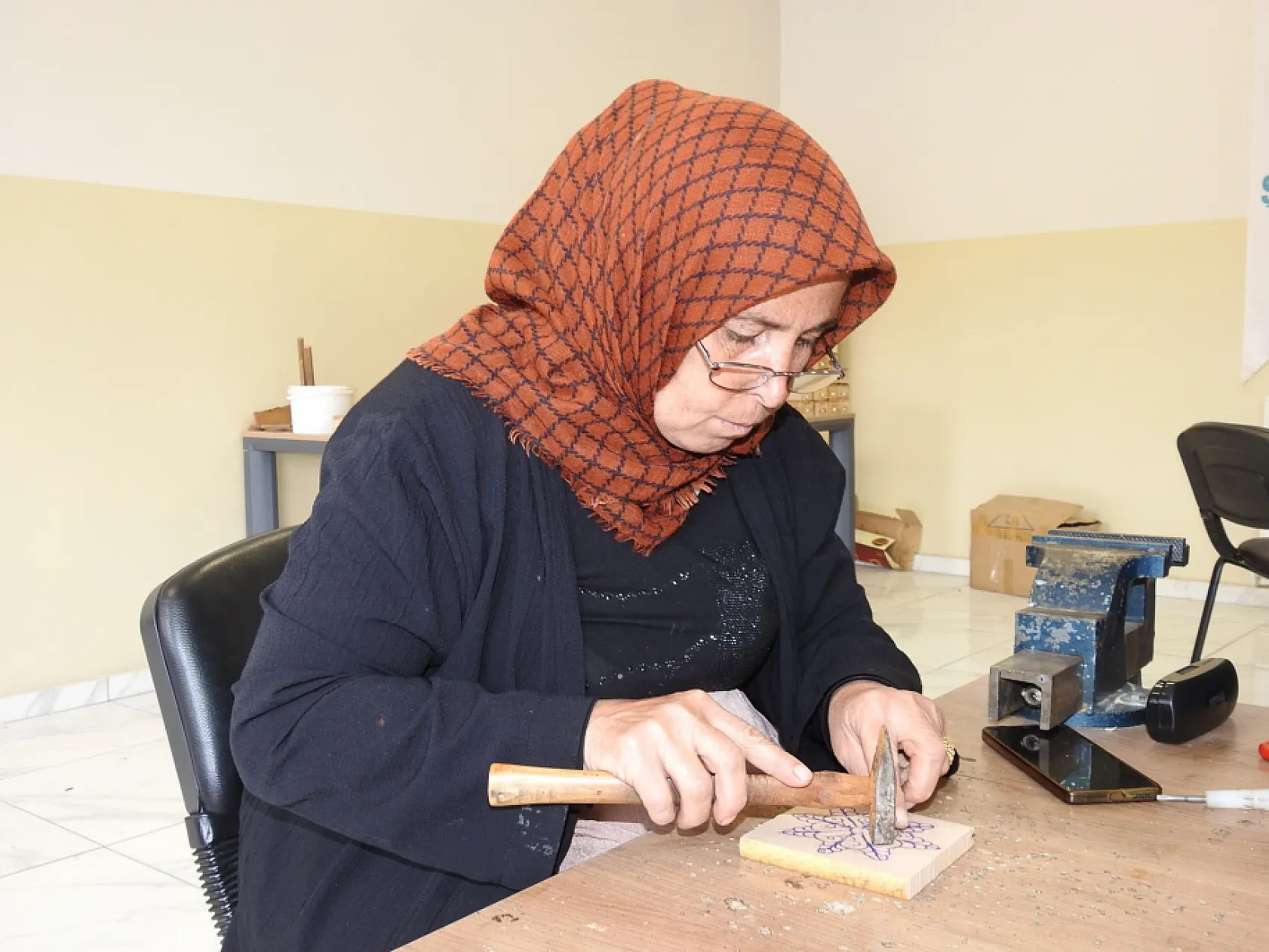 Kadınlar, sedef kakma işlemeciliğinde erkeklere taş çıkarıyor