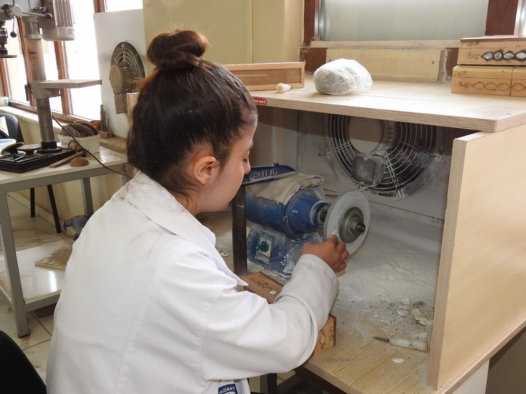 Kadınlar, sedef kakma işlemeciliğinde erkeklere taş çıkarıyor