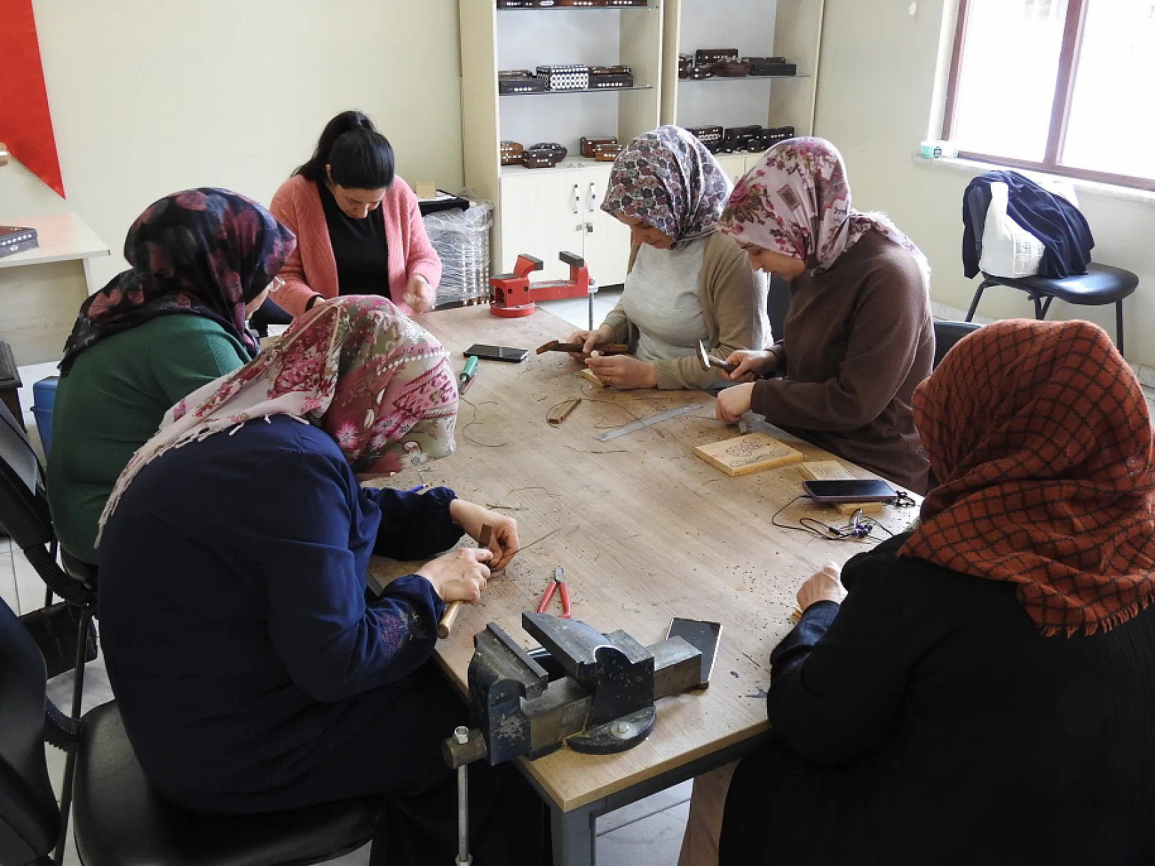 Kadınlar, sedef kakma işlemeciliğinde erkeklere taş çıkarıyor