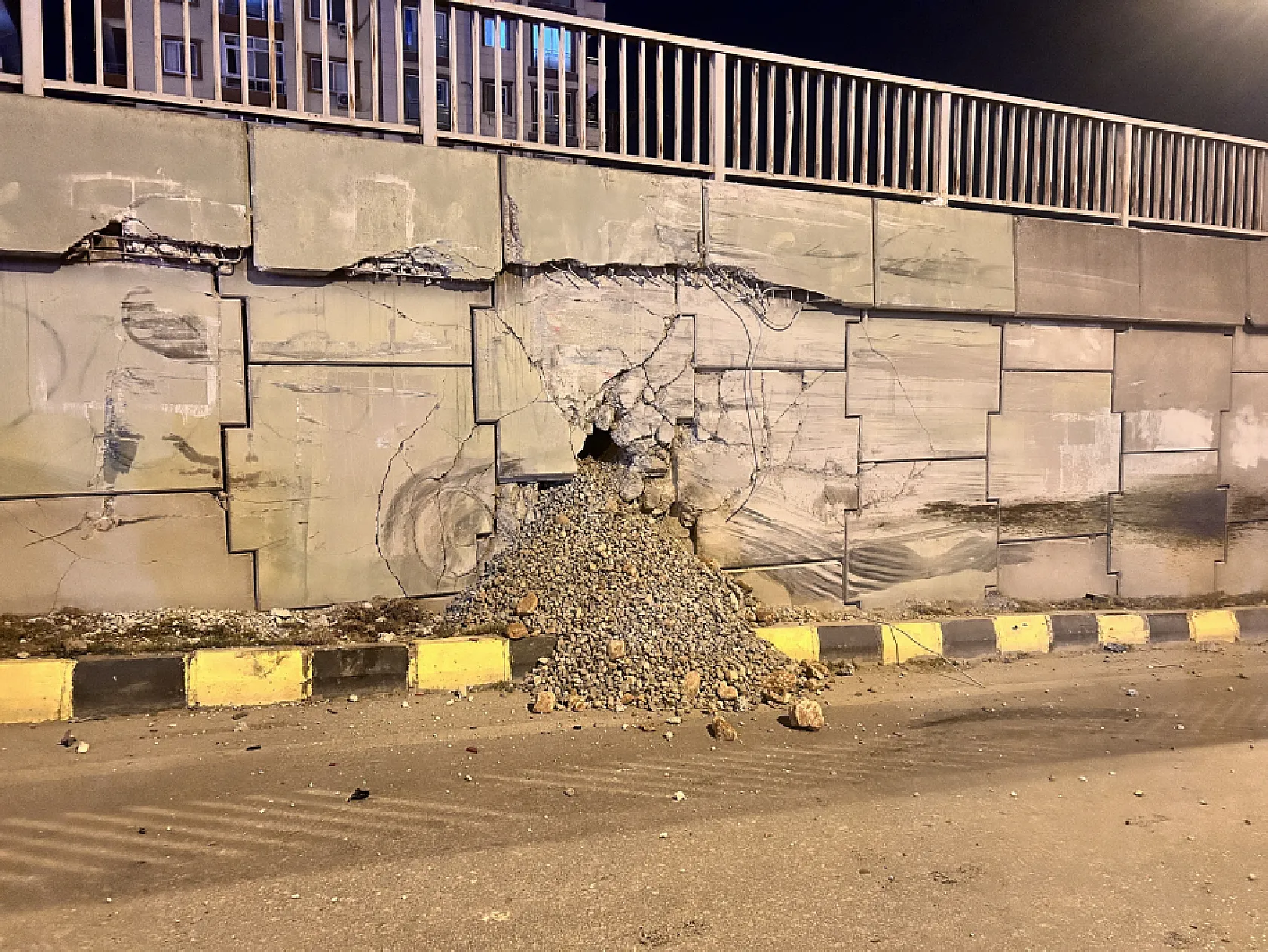 Freni patlayan arazöz otomobile ve üst geçit duvarına çarptı: 1 ölü, 1 yaralı