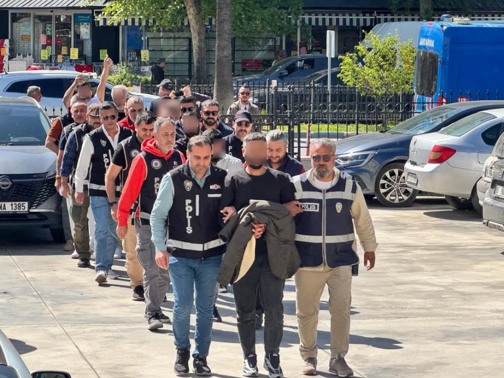 Birçok suçtan adliyeye sevk edilen şüpheliler: 'Düğün alayı mı var?'