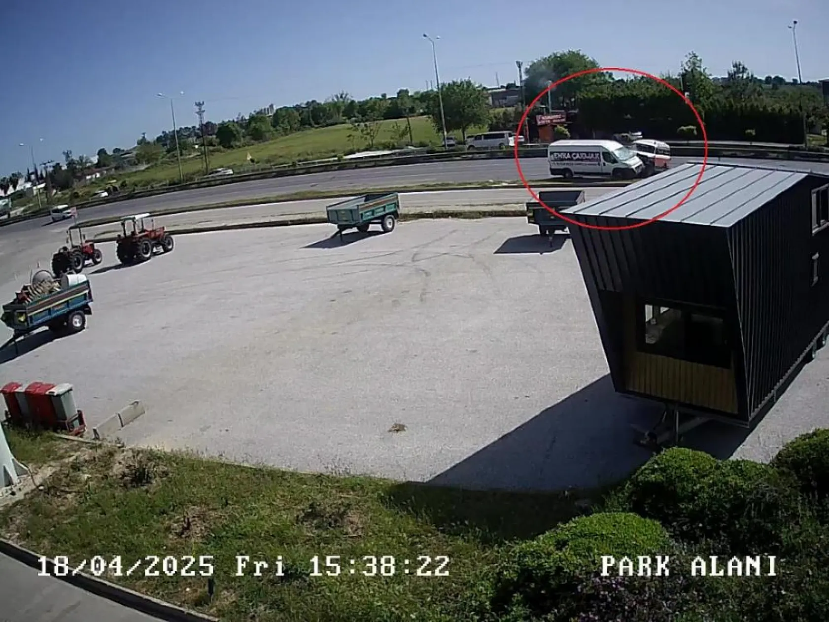 Safari aracı kazasında mucize kurtuluş: Teker mağazaya girdi, turist canını zor kurtardı