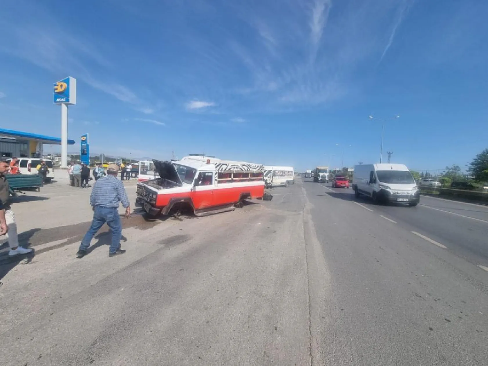 Safari aracı kazasında mucize kurtuluş: Teker mağazaya girdi, turist canını zor kurtardı