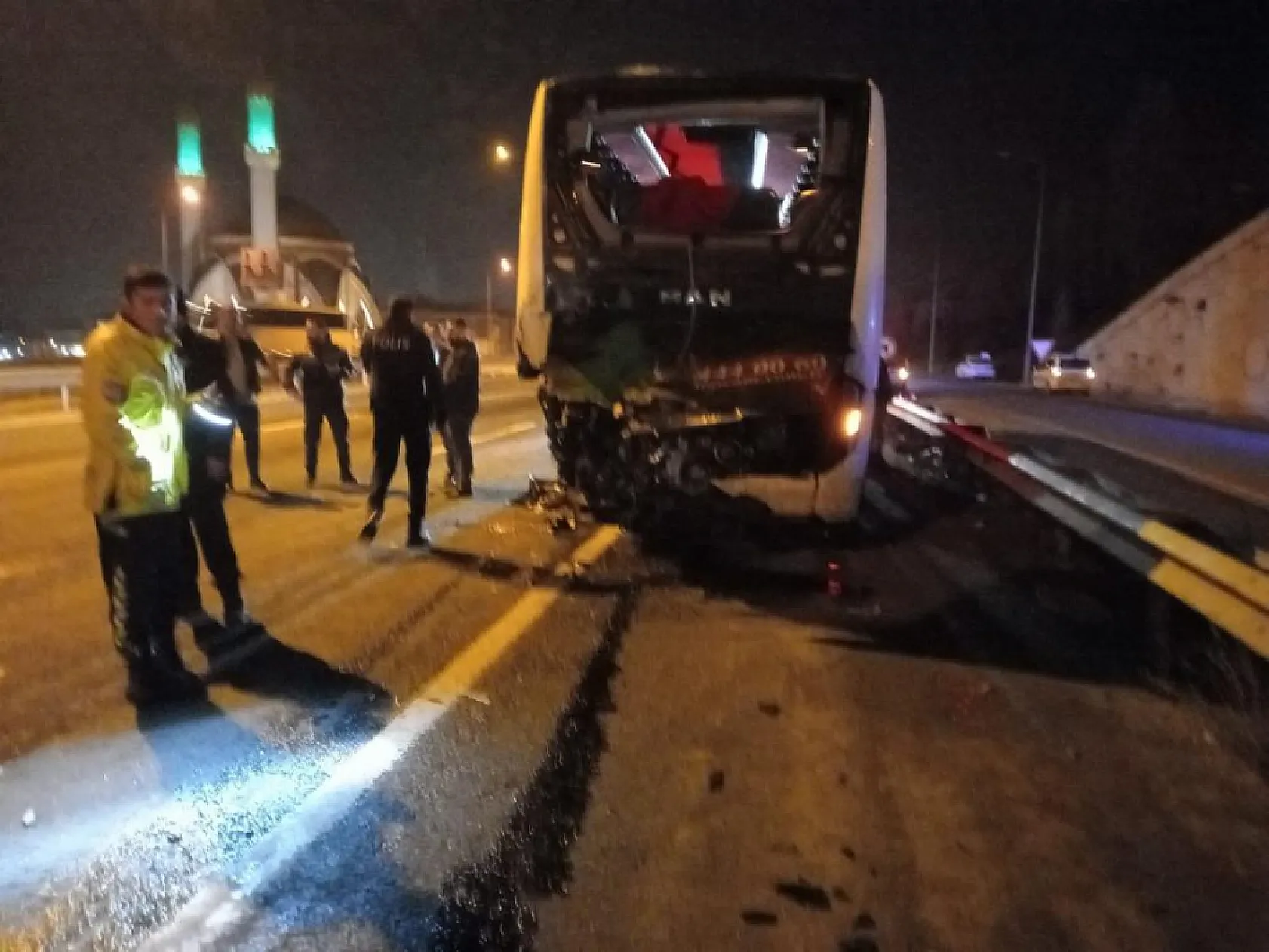 Öğrenci taşıyan otobüse arkadan tır çarptı 18 kişi yaralandı