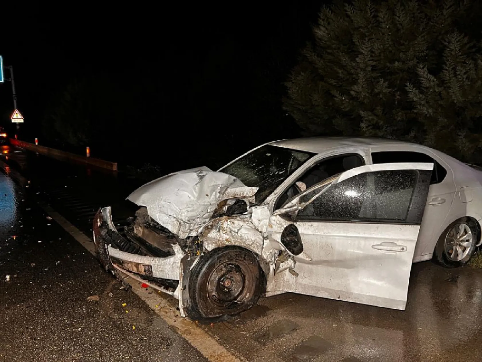Ters yönde giden traktör otomobile çarptı! 2 yaralı