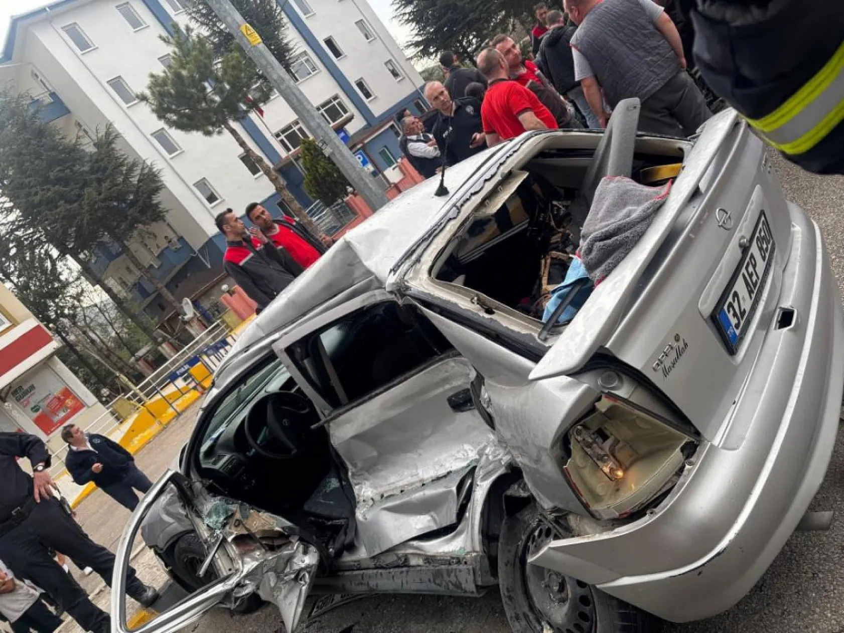 Otomobil, durakta yolcu alan otobüse arkadan çarptı: 1 ölü, 3 yaralı
