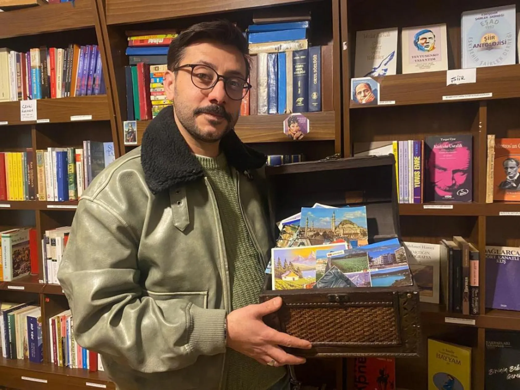 Yeni nesil eski kartpostalların peşinde! Gençler kapısında kuyrukta