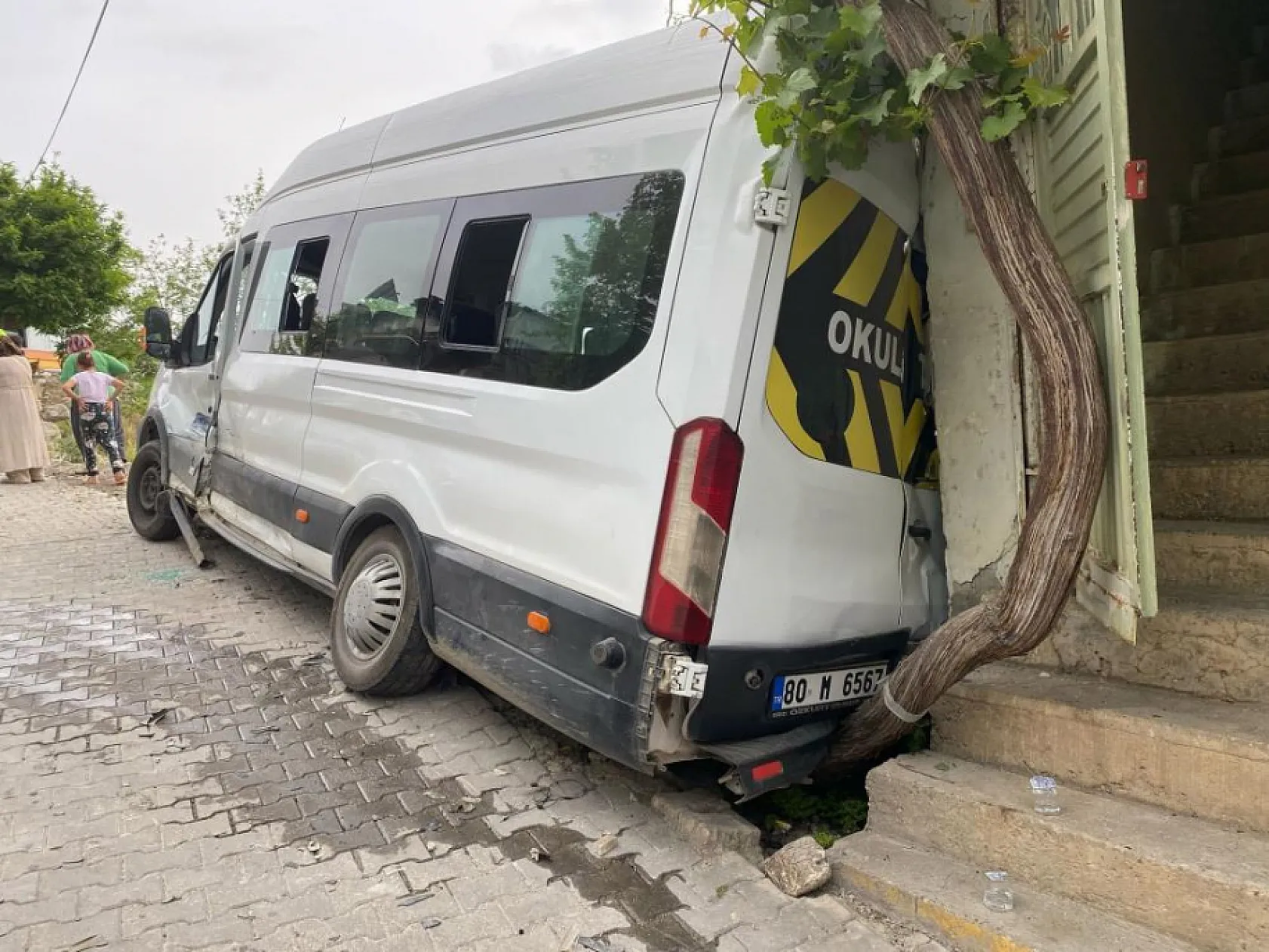Okul servisi ile otomobil çarpıştı: 9'u öğrenci 11 yaralı