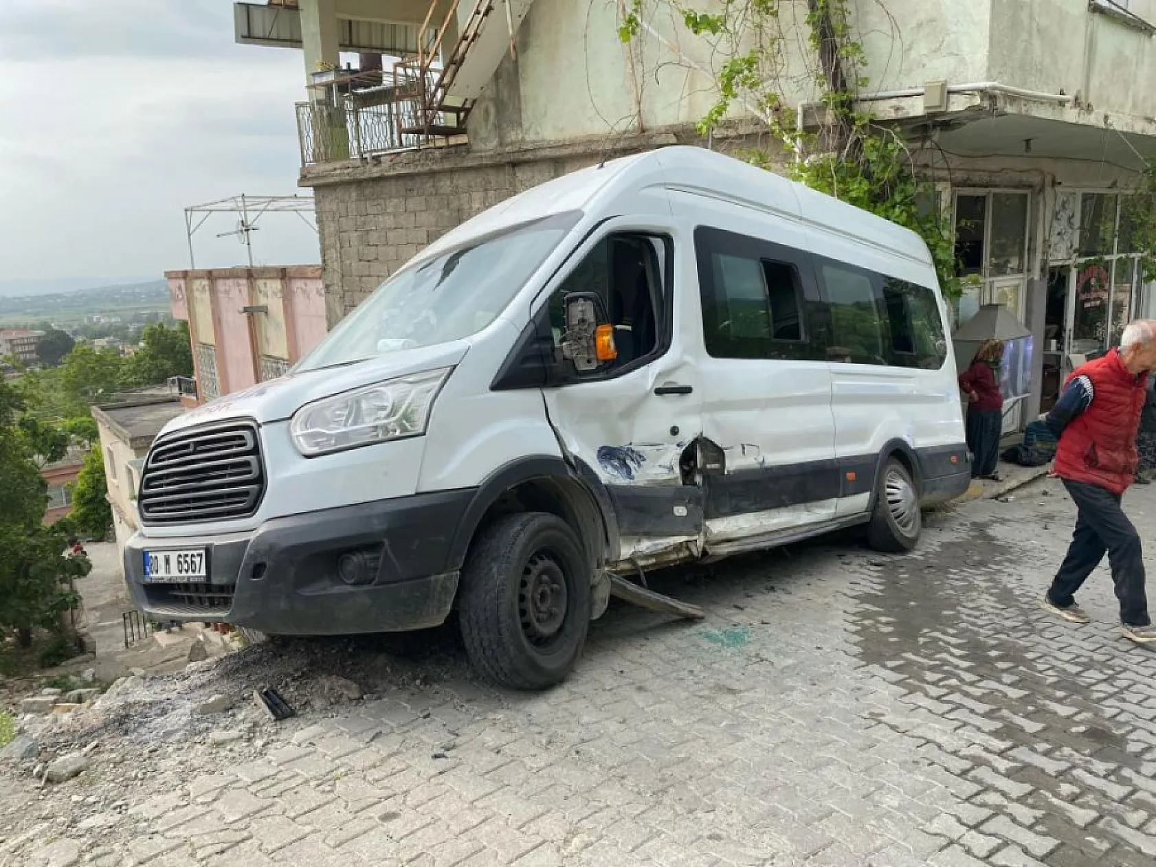 Okul servisi ile otomobil çarpıştı: 9'u öğrenci 11 yaralı