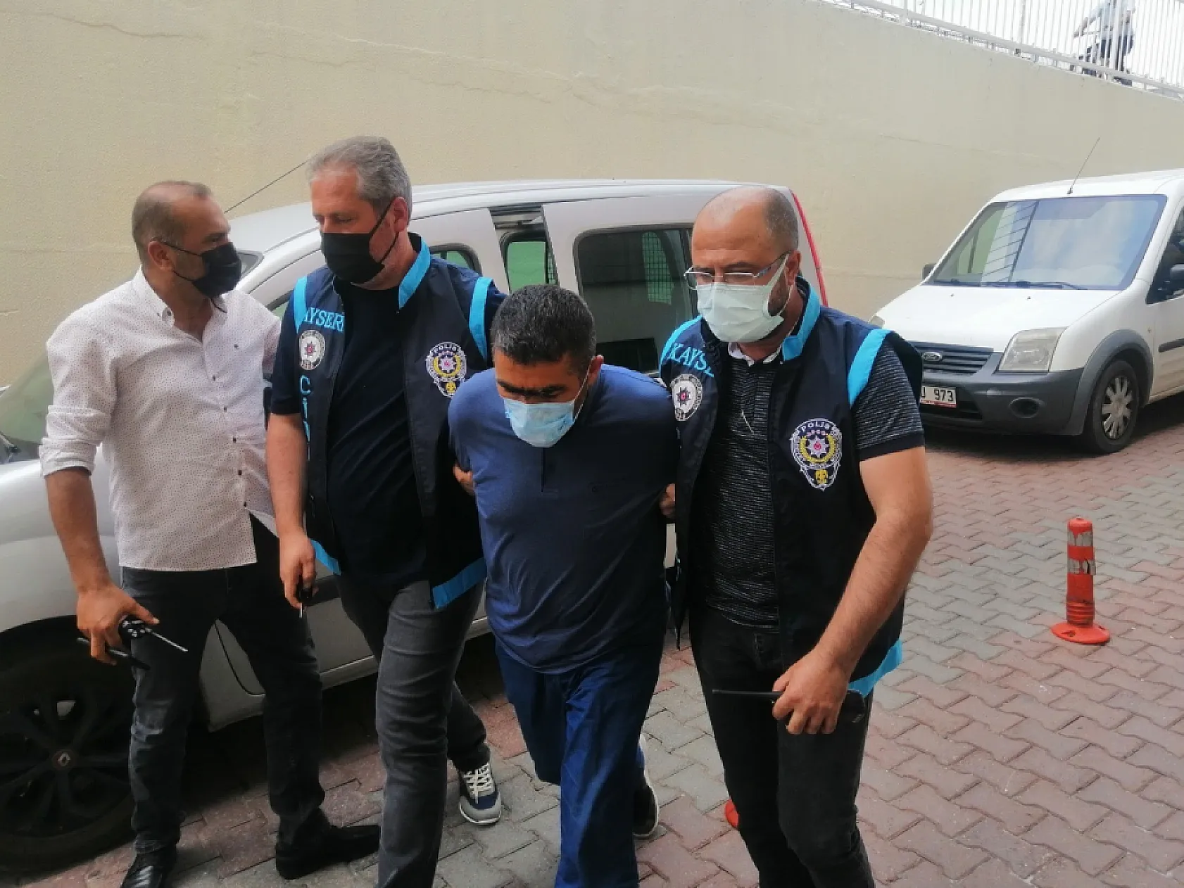 Abisi ve yengesini öldürmüştü, kız kardeşinin ölümünden beraat etti