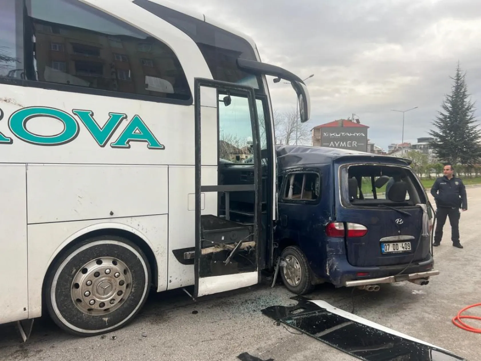 Yolcu otobüsü hafif ticari aracı biçti: 1 ölü, 2 yaralı