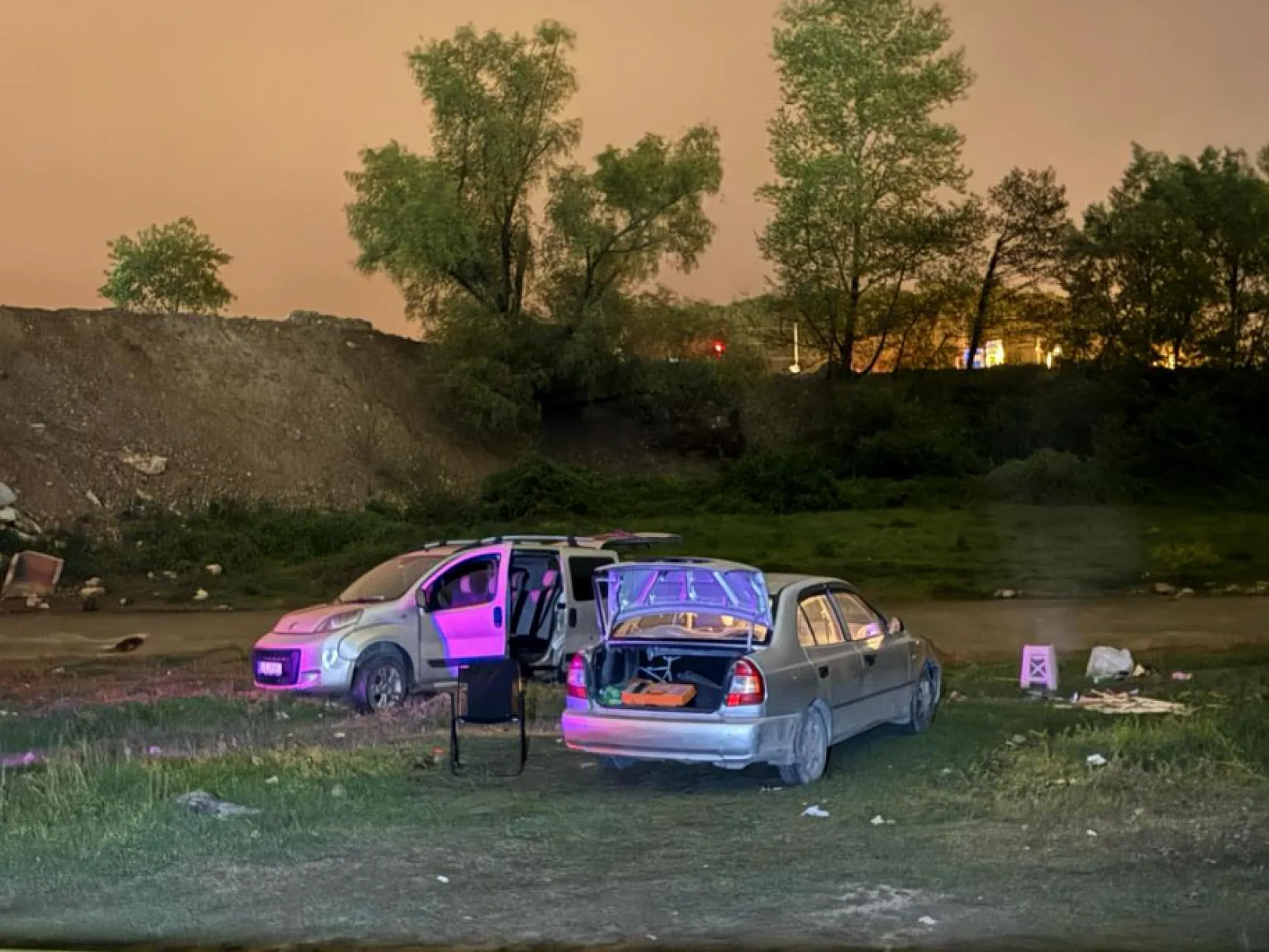 Dere kenarında çıkan kavgada biri emekli polis, iki kişi silahla vurularak yaralandı