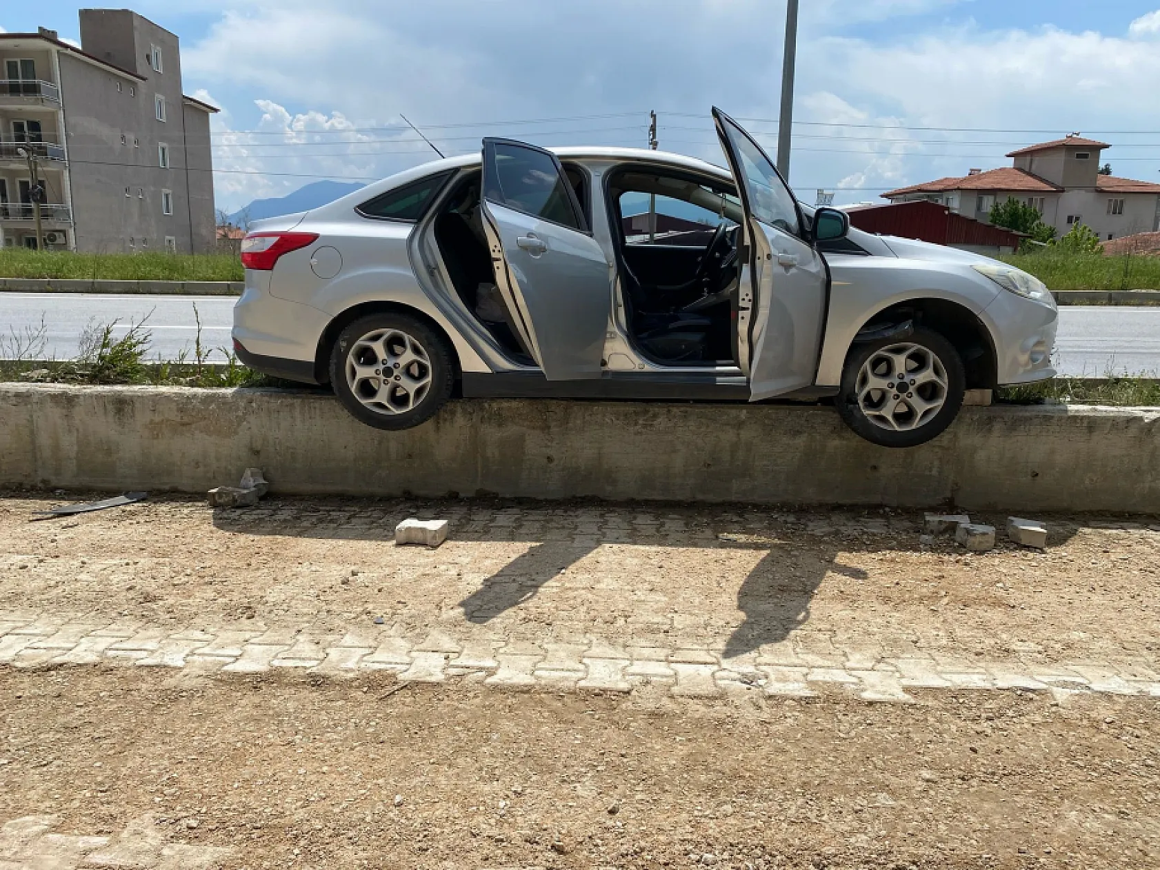 Refüje çıkan otomobildeki 3 kişi kazadan sıyrık almadan kurtuldu