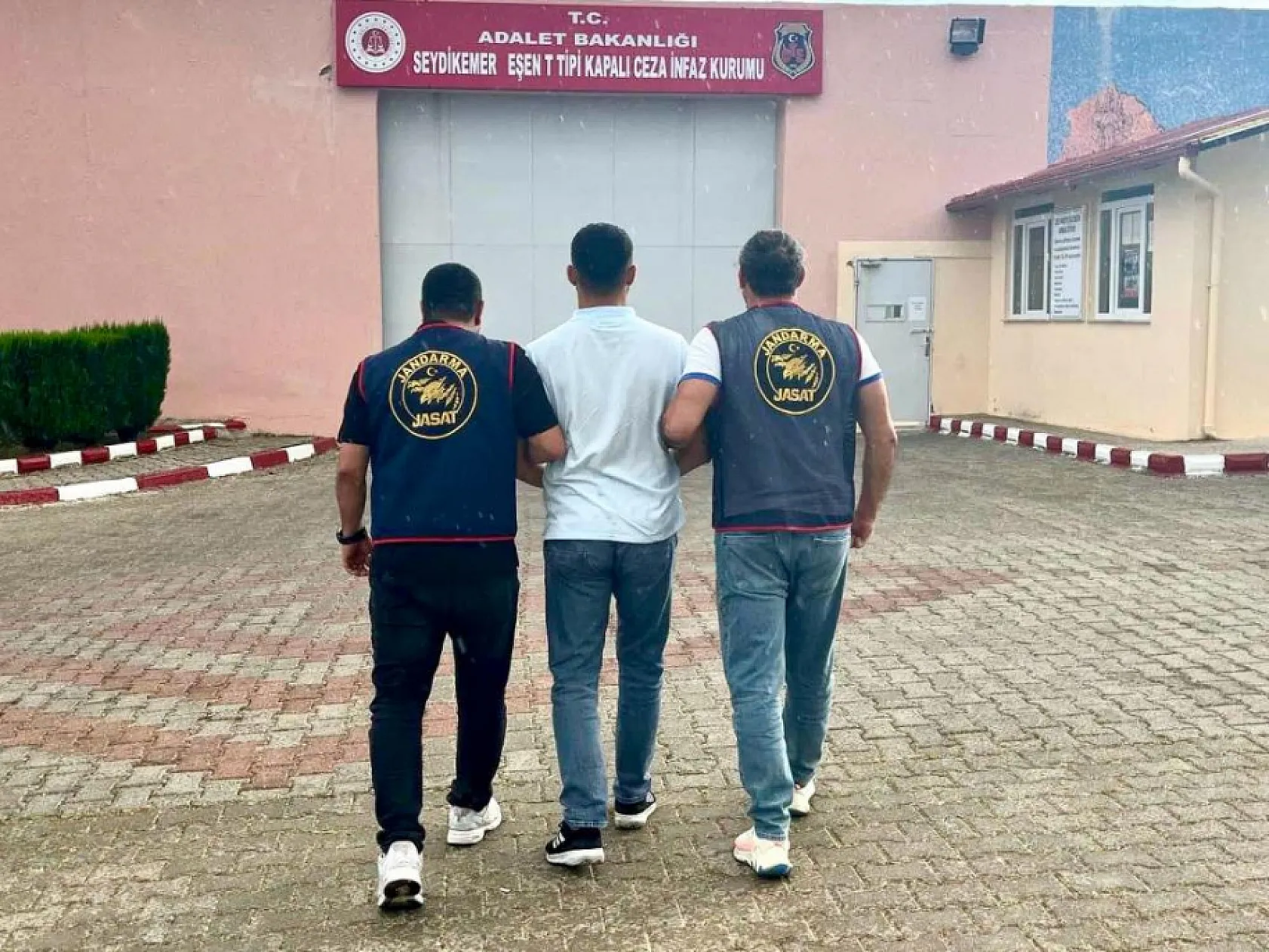 Fethiye'de şok operasyon! 12 yıl hapis cezalı şahıs Göcek'te kıskıvrak yakalandı